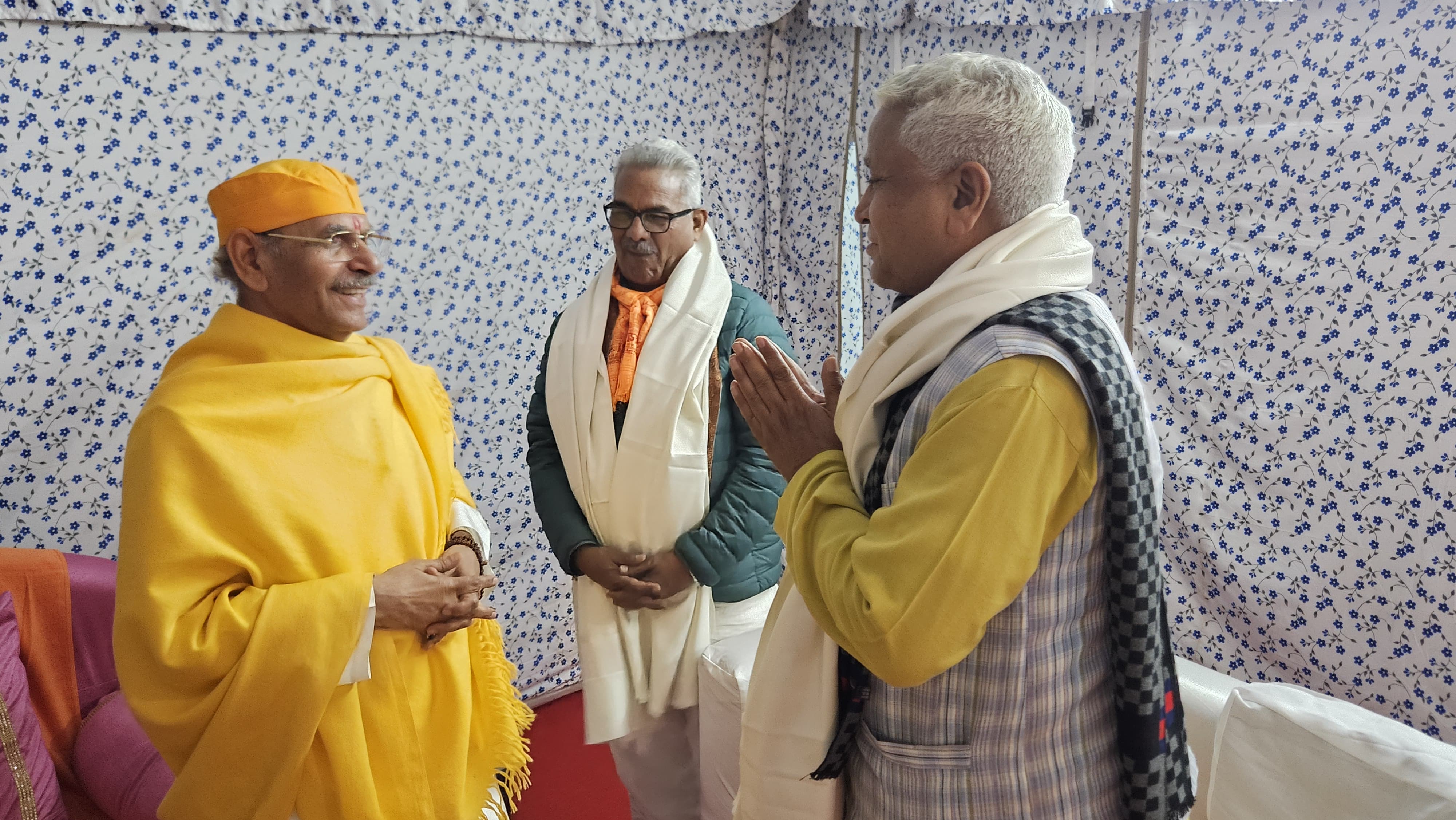विश्व विख्यात कथावाचक रमेश भाई ओझा से मुलाकात करते सह सरकार्यवाह डॉ कृष्ण गोपाल एवं रामलाल विश्व विख्यात कथावाचक रमेश भाई ओझा से मुलाकात करते सह सरकार्यवाह डॉ कृष्ण गोपाल एवं रामलाल