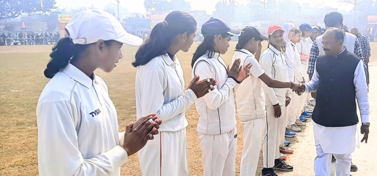 मैच के पूर्व खिलाड़ियो का परिचय प्राप्त करते अतिथि मैच के पूर्व खिलाड़ियो का परिचय प्राप्त करते अतिथि