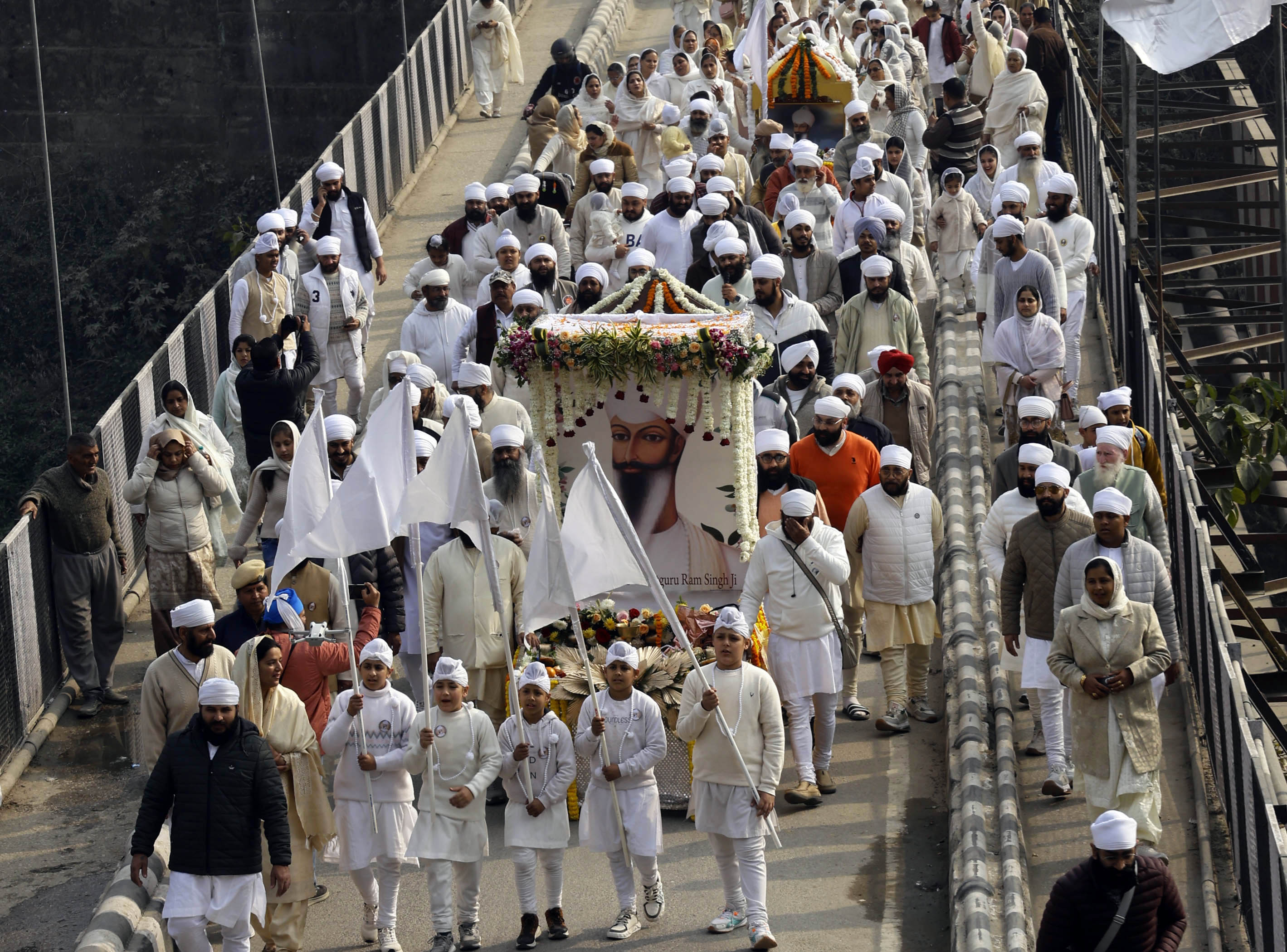 नगर कीर्तन में भाग लेती नामधारी संगतए रोमांचकारी करतब दिखाते नामधारी युवक। नगर कीर्तन में भाग लेती नामधारी संगतए रोमांचकारी करतब दिखाते नामधारी युवक।