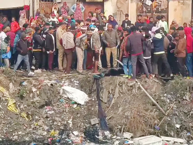 1 Snp-8, 8ए सोनीपत: शव को ड्रेन से बाहर निकालते हुए, मृतक की मां रेणू देवी, जांच अधिकारी कुलदीप जानकारी देते हुए 1 Snp-8, 8ए सोनीपत: शव को ड्रेन से बाहर निकालते हुए, मृतक की मां रेणू देवी, जांच अधिकारी कुलदीप जानकारी देते हुए