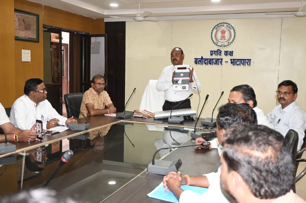 डेमो ईव्हीएम से अभ्यर्थियों क़ो मतदान प्रक्रिया क़ी जानकारी देते हुए अधिकारीगण डेमो ईव्हीएम से अभ्यर्थियों क़ो मतदान प्रक्रिया क़ी जानकारी देते हुए अधिकारीगण