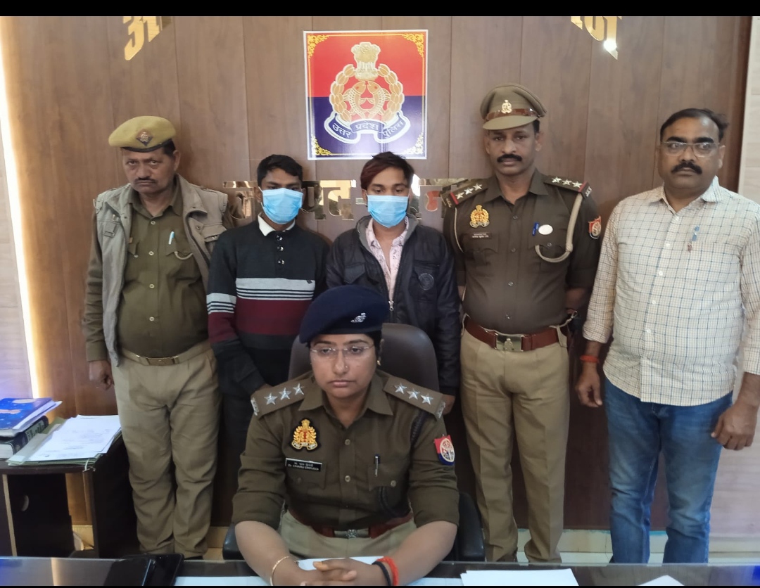 गिरफ्तार आरोपियों को पेश करते पुलिस अधिकारी गिरफ्तार आरोपियों को पेश करते पुलिस अधिकारी