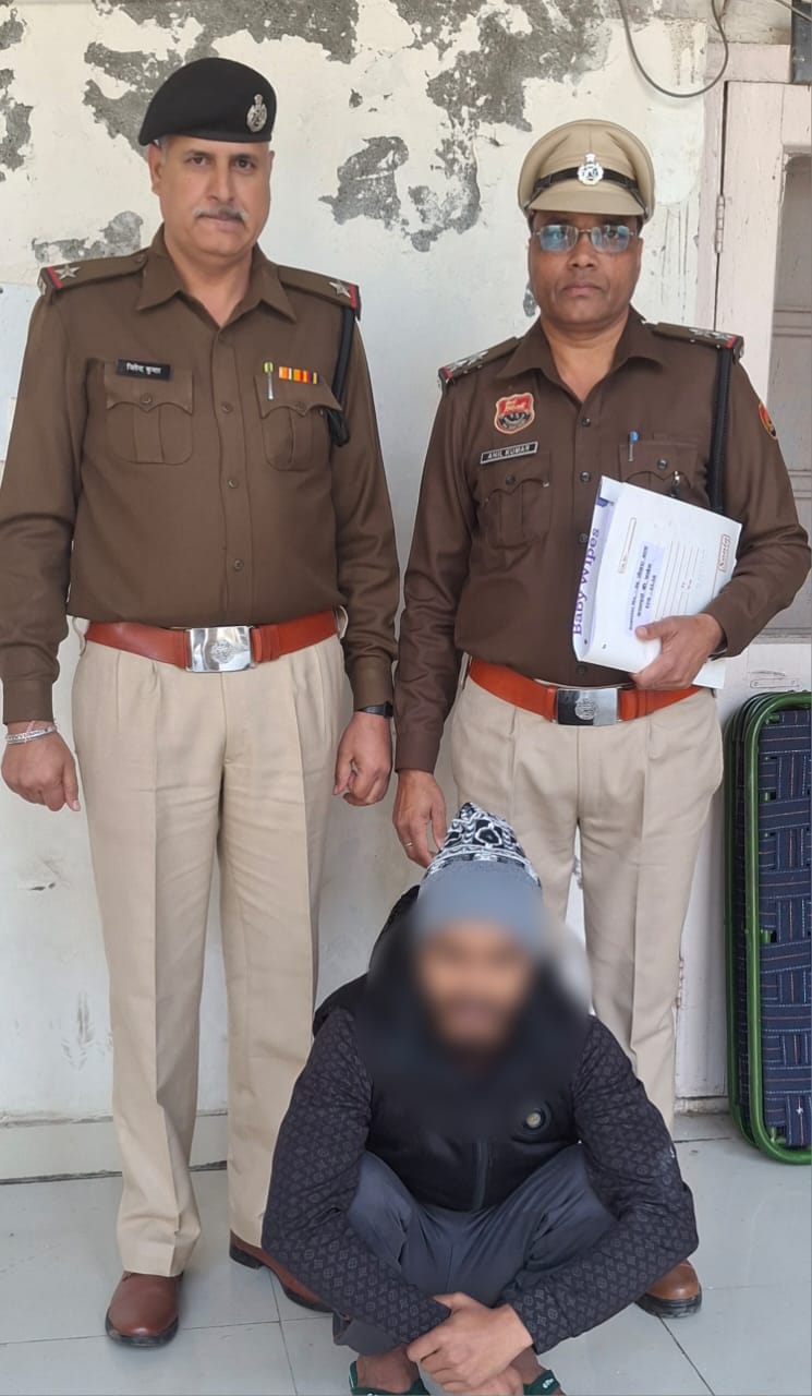 साइबर फ्रॉड के जरिए 17 लख रुपये ठगने का आरोपी पुलिस की हिरासत में साइबर फ्रॉड के जरिए 17 लख रुपये ठगने का आरोपी पुलिस की हिरासत में