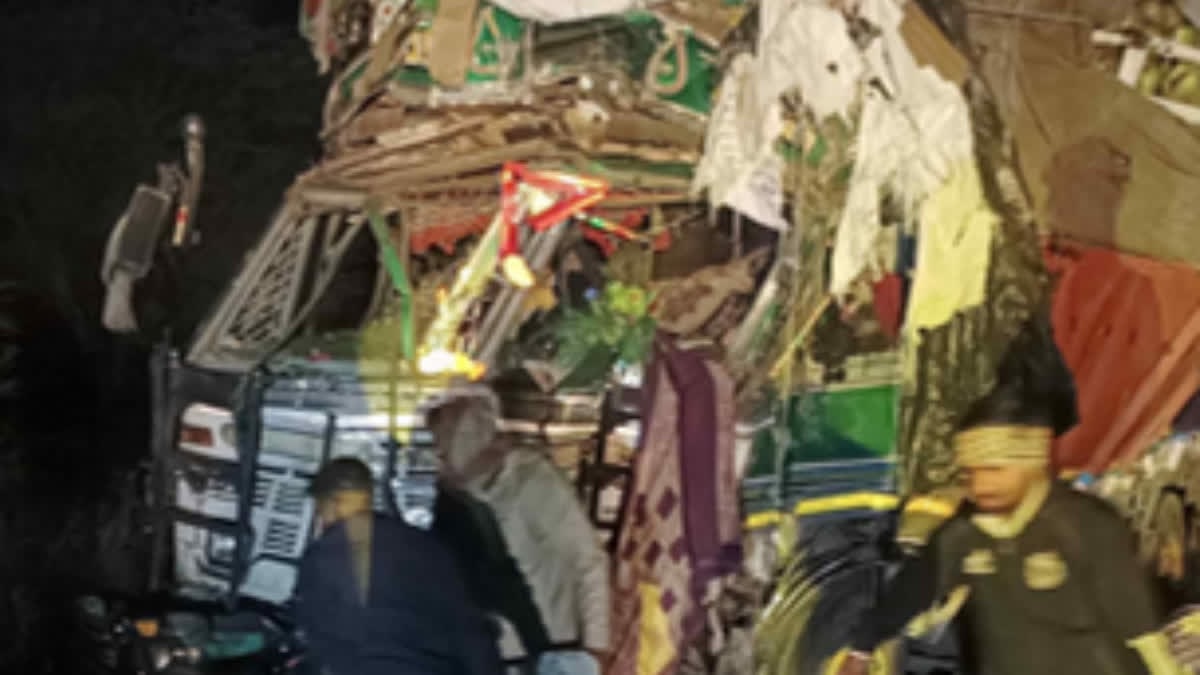 दो ट्रकों की आमने-सामने जोरदार भिड़ंत दो ट्रकों की आमने-सामने जोरदार भिड़ंत