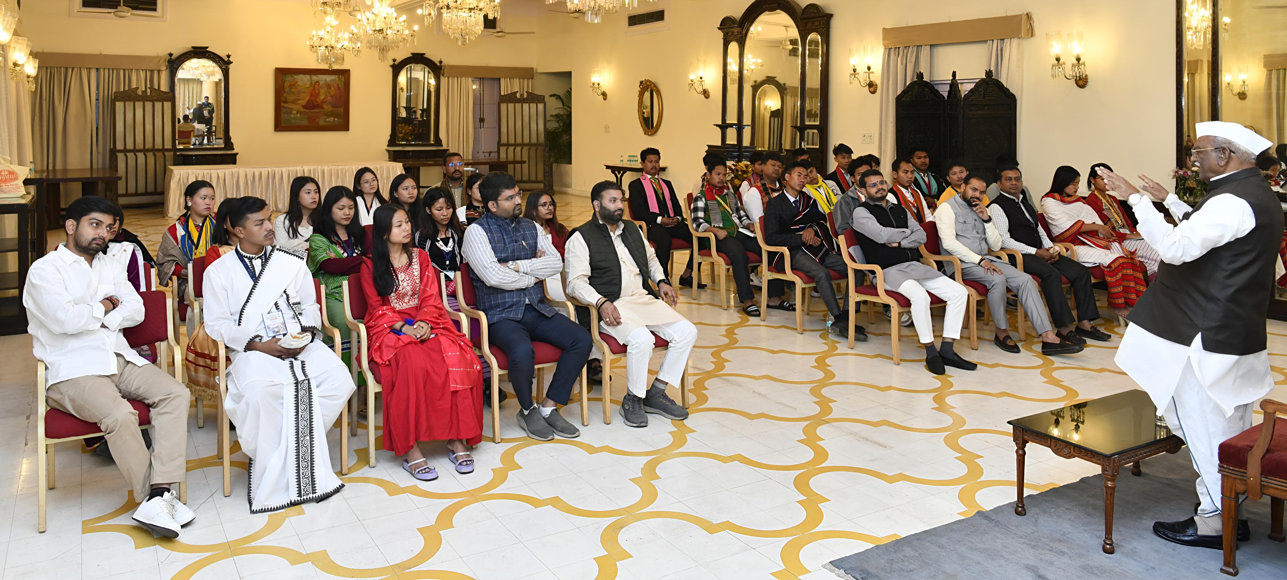 राज्यपाल से नॉर्थ ईस्ट के विद्यार्थी प्रतिनिधिमंडल ने मुलाकात की राज्यपाल से नॉर्थ ईस्ट के विद्यार्थी प्रतिनिधिमंडल ने मुलाकात की
