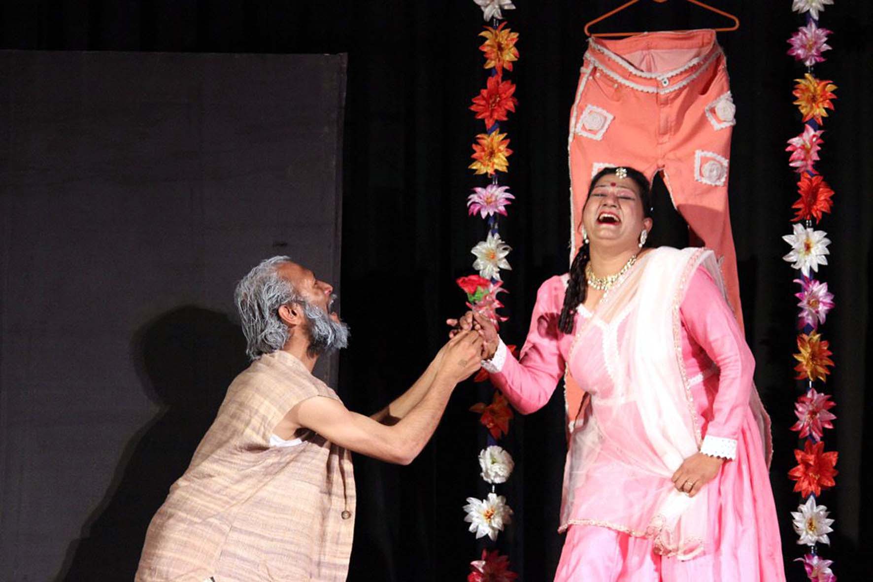 थियेटर फेस्टिवल का एक दृष्य। थियेटर फेस्टिवल का एक दृष्य।