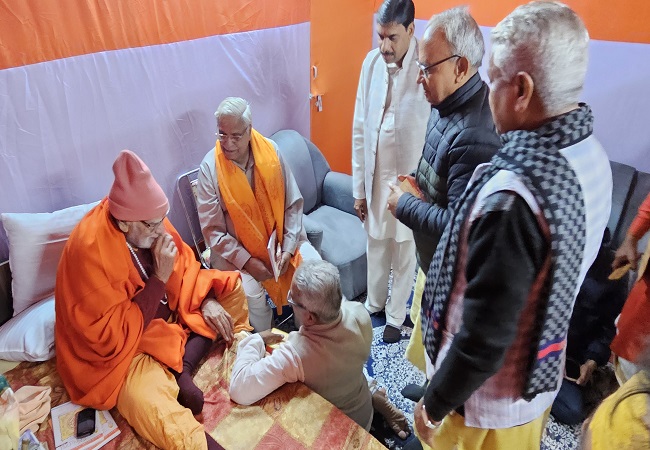 सतों से सम्पर्क कर आशीर्वाद लेते संघ के पदाधिकारी सतों से सम्पर्क कर आशीर्वाद लेते संघ के पदाधिकारी