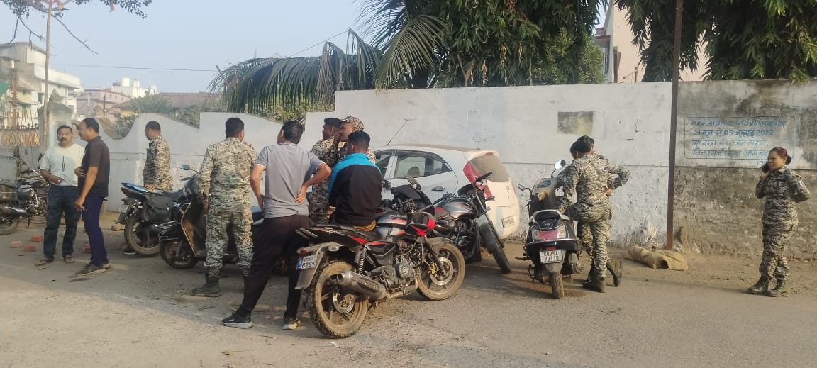 घटना के बाद मराठापारा में लगी भीड़। घटना के बाद मराठापारा में लगी भीड़।