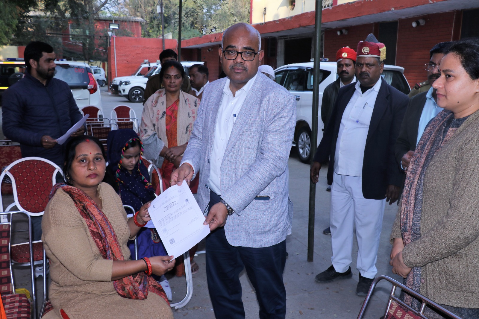 प्रमाण पत्र देते जिलाधिकारी प्रमाण पत्र देते जिलाधिकारी