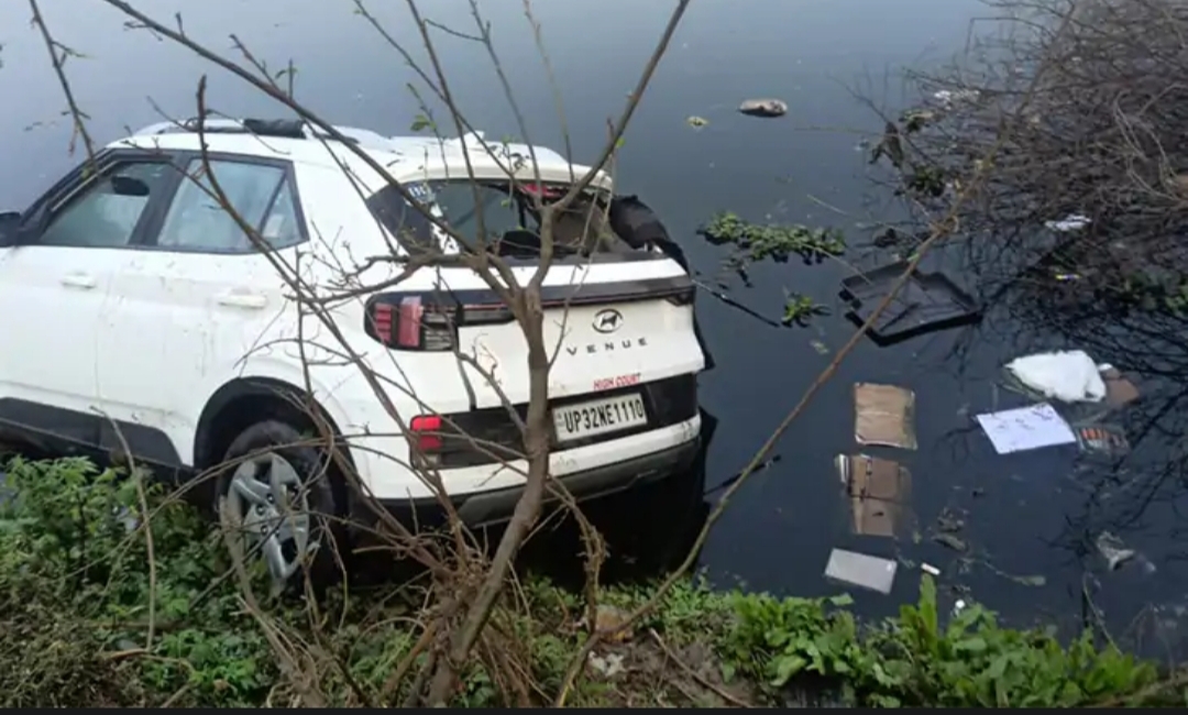 तालाब में गिरी कार की फोटो तालाब में गिरी कार की फोटो