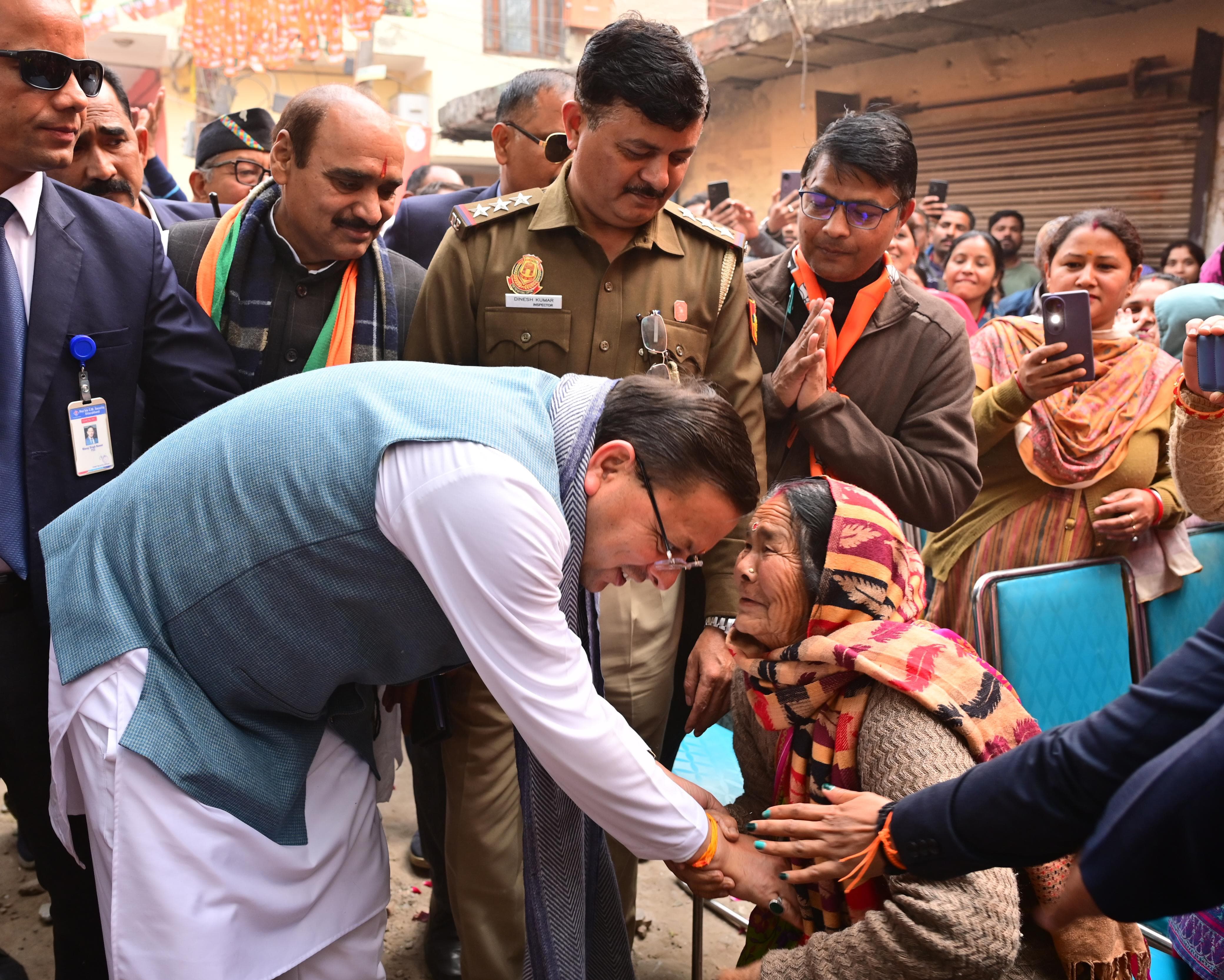 द्वारका में चुनावी सभा में उत्तराखंड की महिला से बातचीत करते हुए पुष्कर सिंह धामी द्वारका में चुनावी सभा में उत्तराखंड की महिला से बातचीत करते हुए पुष्कर सिंह धामी