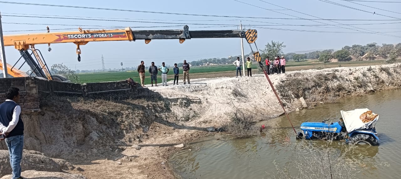 पोखरे में पलटी ट्रैक्टर को क्रेन से निकलवाते पुलिस कर्मी। पोखरे में पलटी ट्रैक्टर को क्रेन से निकलवाते पुलिस कर्मी।