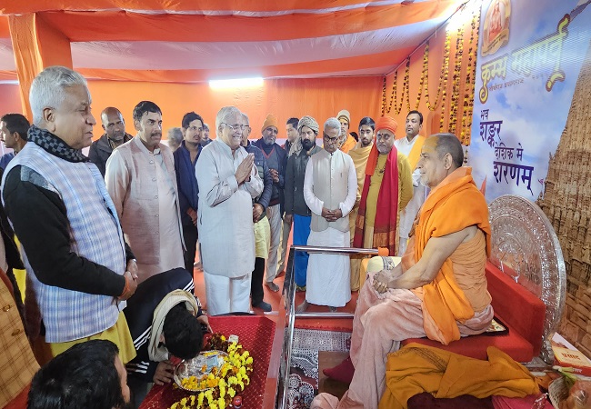 शारदापीठ द्वारका के शंकराचार्य सदानंद सरस्वती से आशीर्वाद लेते आरएसएस के भैयाजी जोशी, डॉ कृष्ण गोपाल एवं रामलाल शारदापीठ द्वारका के शंकराचार्य सदानंद सरस्वती से आशीर्वाद लेते आरएसएस के भैयाजी जोशी, डॉ कृष्ण गोपाल एवं रामलाल