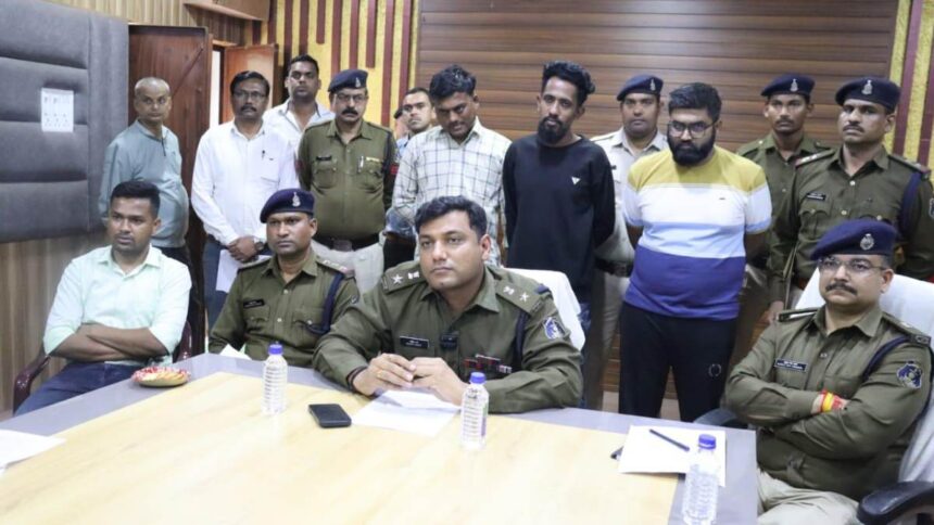 ठगी मामले में अंतर्राष्ट्रीय गिरोह के तीन सदस्य गिरफ्तार ठगी मामले में अंतर्राष्ट्रीय गिरोह के तीन सदस्य गिरफ्तार