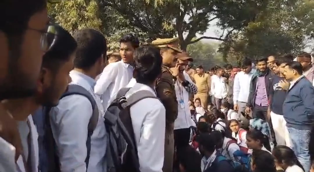 सड़क दुर्घटना में मेडीकल कॉलेज के छात्र की इलाज के दौरान मौत, छात्रों ने किया हंगामा,रोड किया जाम सड़क दुर्घटना में मेडीकल कॉलेज के छात्र की इलाज के दौरान मौत, छात्रों ने किया हंगामा,रोड किया जाम