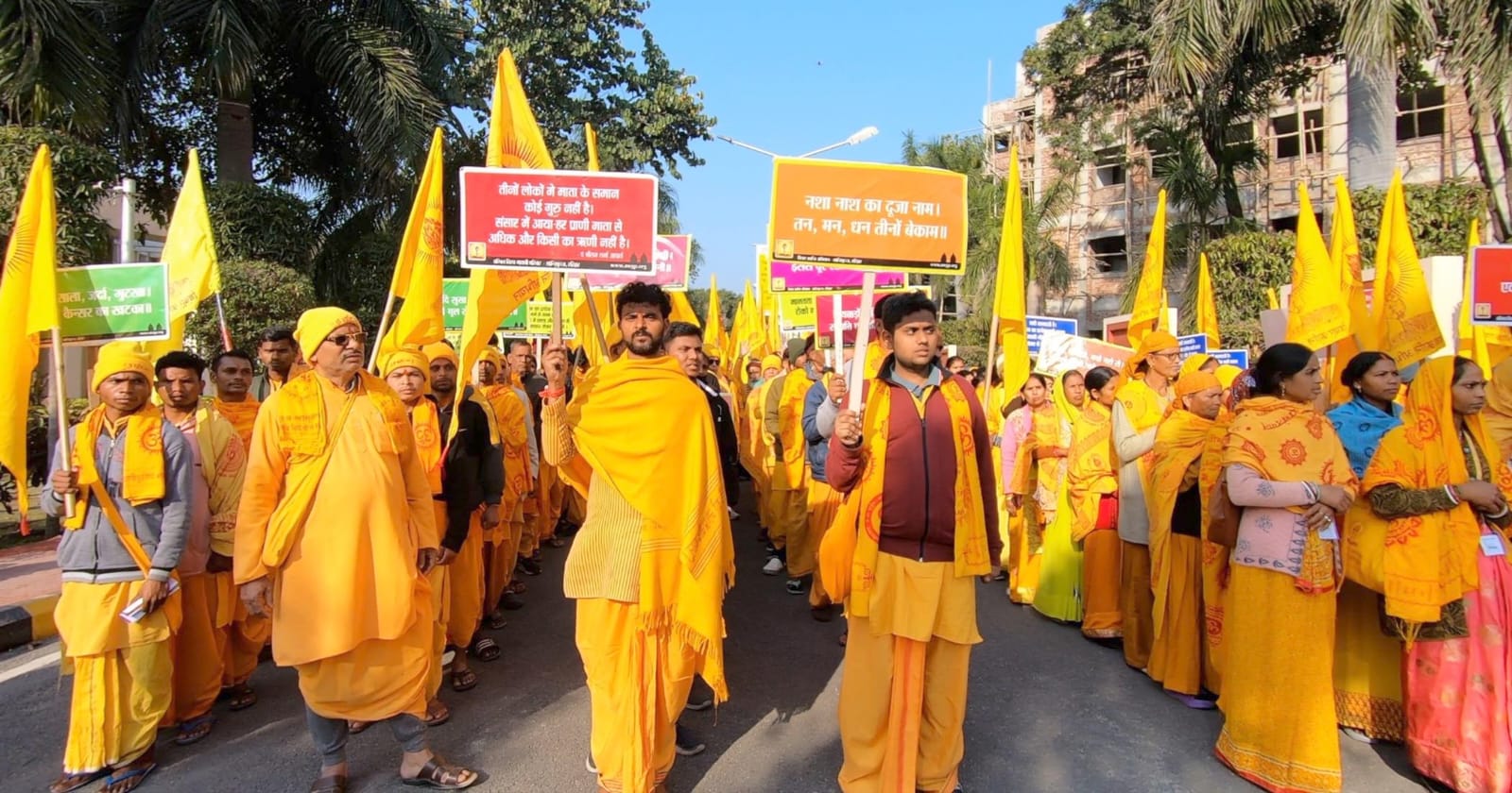 शांतिकुंज अनुयायियों ने निकाली शांतिकुंज अनुयायियों ने निकाली