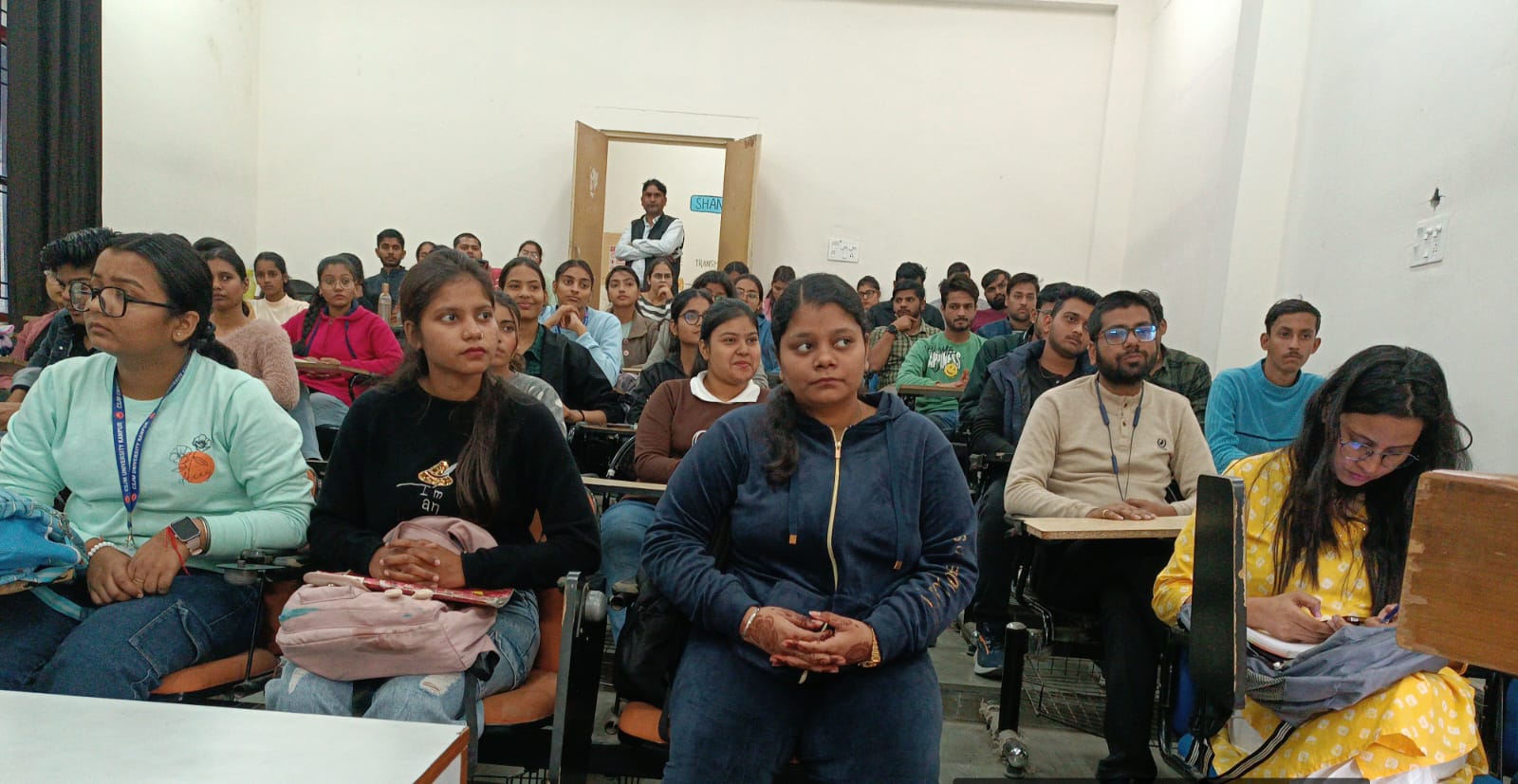 कार्यक्रम के दौरान छात्र-छात्राएं