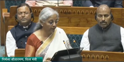 वित्त मंत्री निर्मला सीतारमण शनिवार को बजट पेश करते हुए वित्त मंत्री निर्मला सीतारमण शनिवार को बजट पेश करते हुए