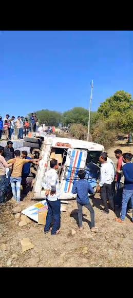 शामगढ़ से बोलिया जाने वाली बस पलटी, 10-15 लोग घायल शामगढ़ से बोलिया जाने वाली बस पलटी, 10-15 लोग घायल