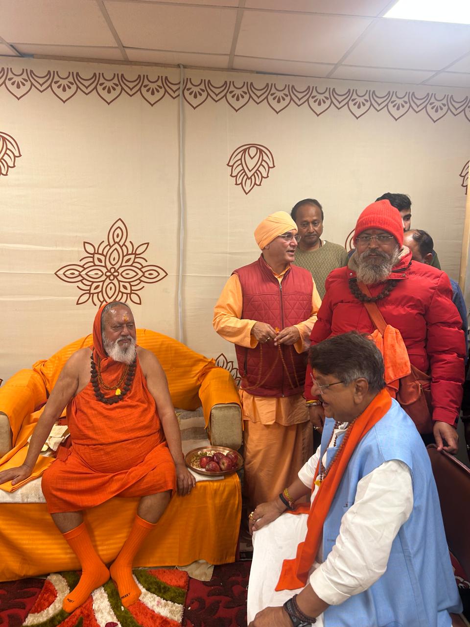 मंत्री कैलाश विजयवर्गीय ने तपस्वी बाबा कल्याण दास महाराज से सौजन्य भेट करते मंत्री कैलाश विजयवर्गीय ने तपस्वी बाबा कल्याण दास महाराज से सौजन्य भेट करते
