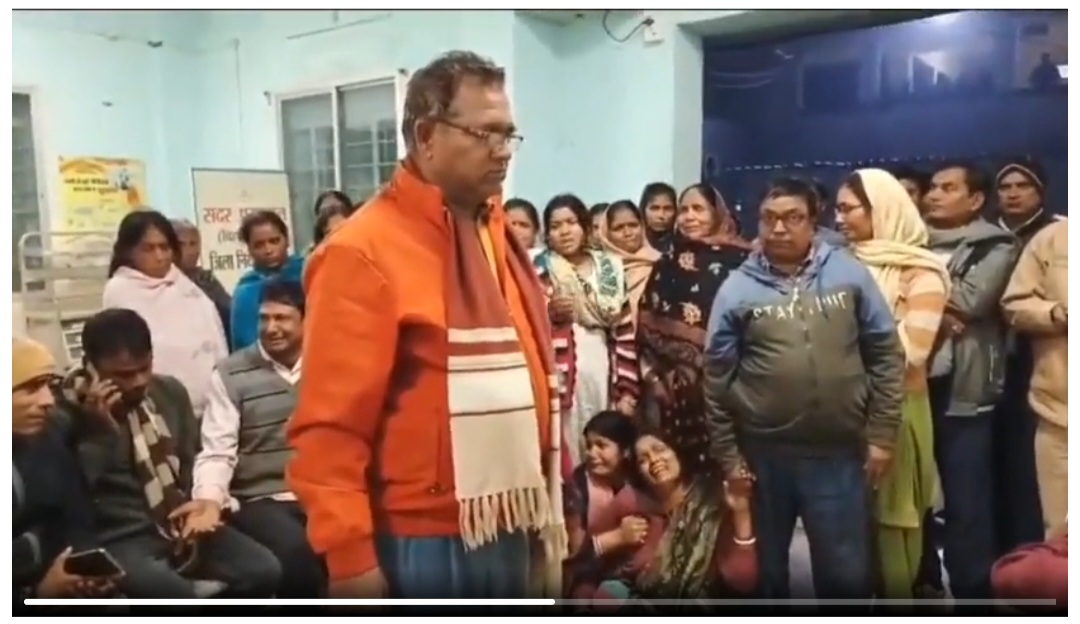 मृत छात्र को घेरते लोग मृत छात्र को घेरते लोग