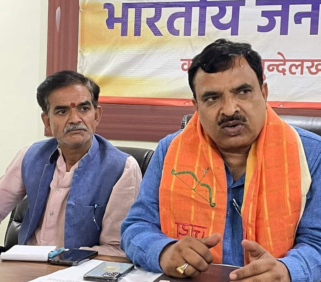 कार्यक्रम के दौरान प्रकाश पाल और मीडिया प्रभारी अनूप अवस्थी कार्यक्रम के दौरान प्रकाश पाल और मीडिया प्रभारी अनूप अवस्थी