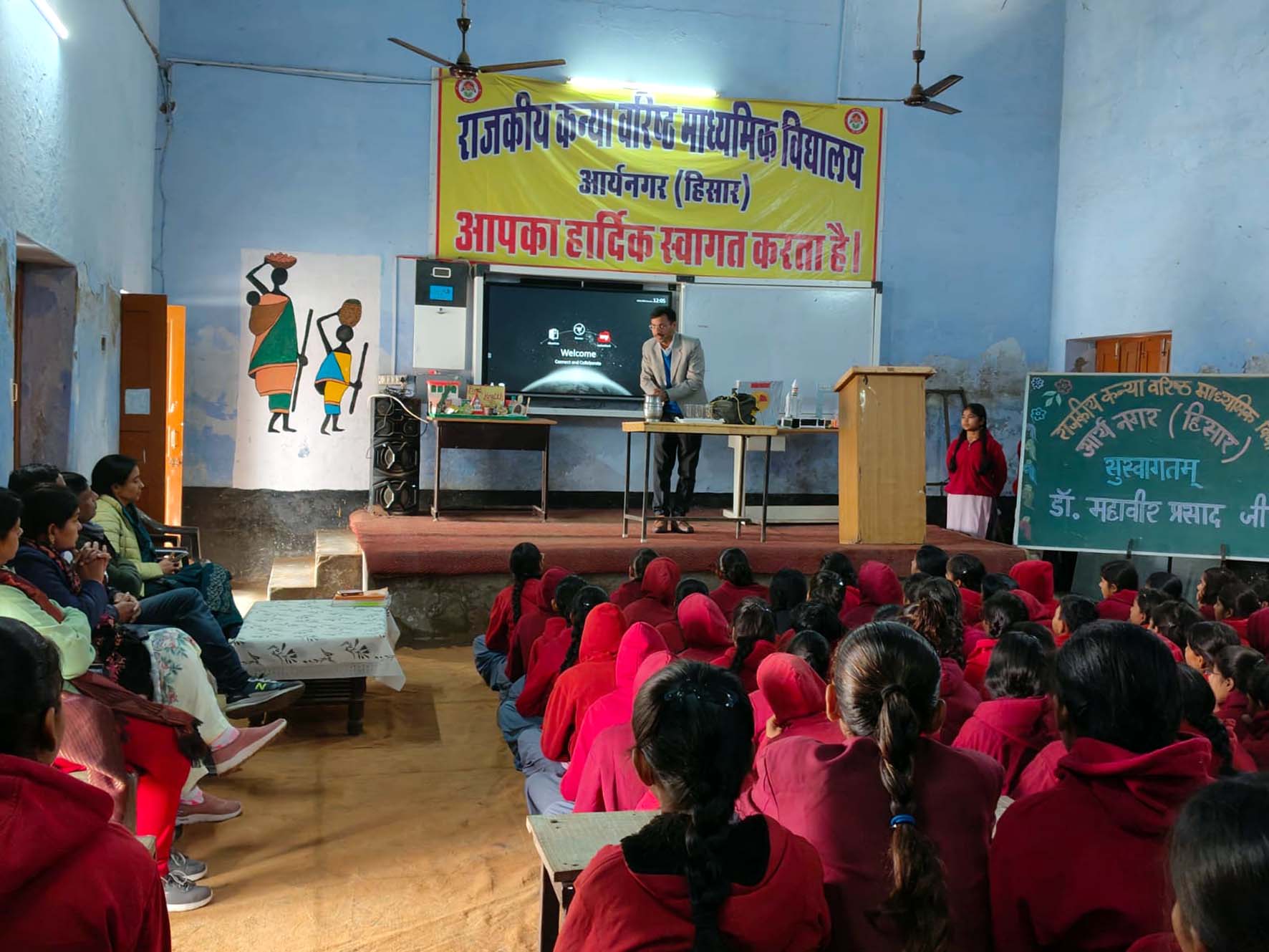 छात्राओं को रसायन बारे जानकारी देते डॉ. महाबीर प्रसाद। छात्राओं को रसायन बारे जानकारी देते डॉ. महाबीर प्रसाद।