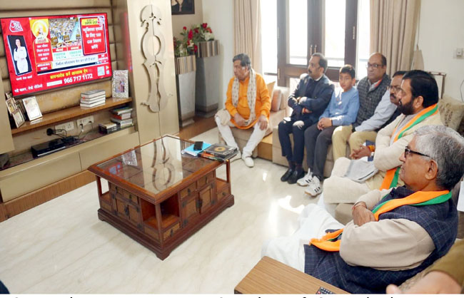 हरियाणा के मुख्यमंत्री नायब सैनी सहयाेगियाें के साथ दिल्ली में बजट सुनते हुए हरियाणा के मुख्यमंत्री नायब सैनी सहयाेगियाें के साथ दिल्ली में बजट सुनते हुए
