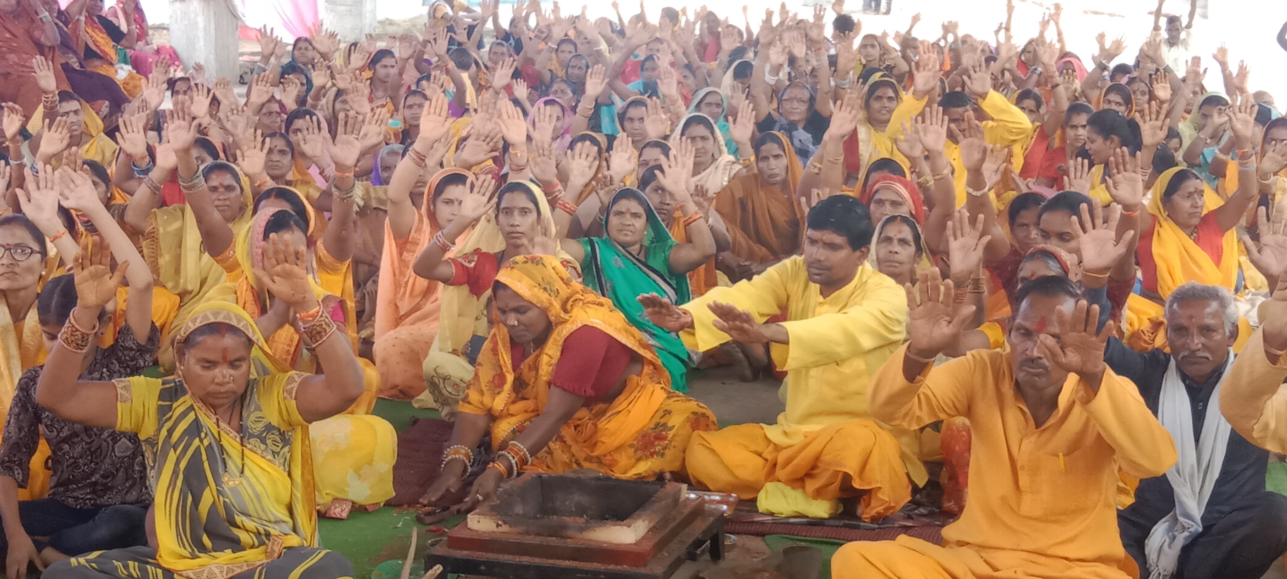 कुरमातराई में आयोजित पांच कुंडीय गायत्री महायज्ञ में आहूति देते हुए श्रध्दालु। कुरमातराई में आयोजित पांच कुंडीय गायत्री महायज्ञ में आहूति देते हुए श्रध्दालु।