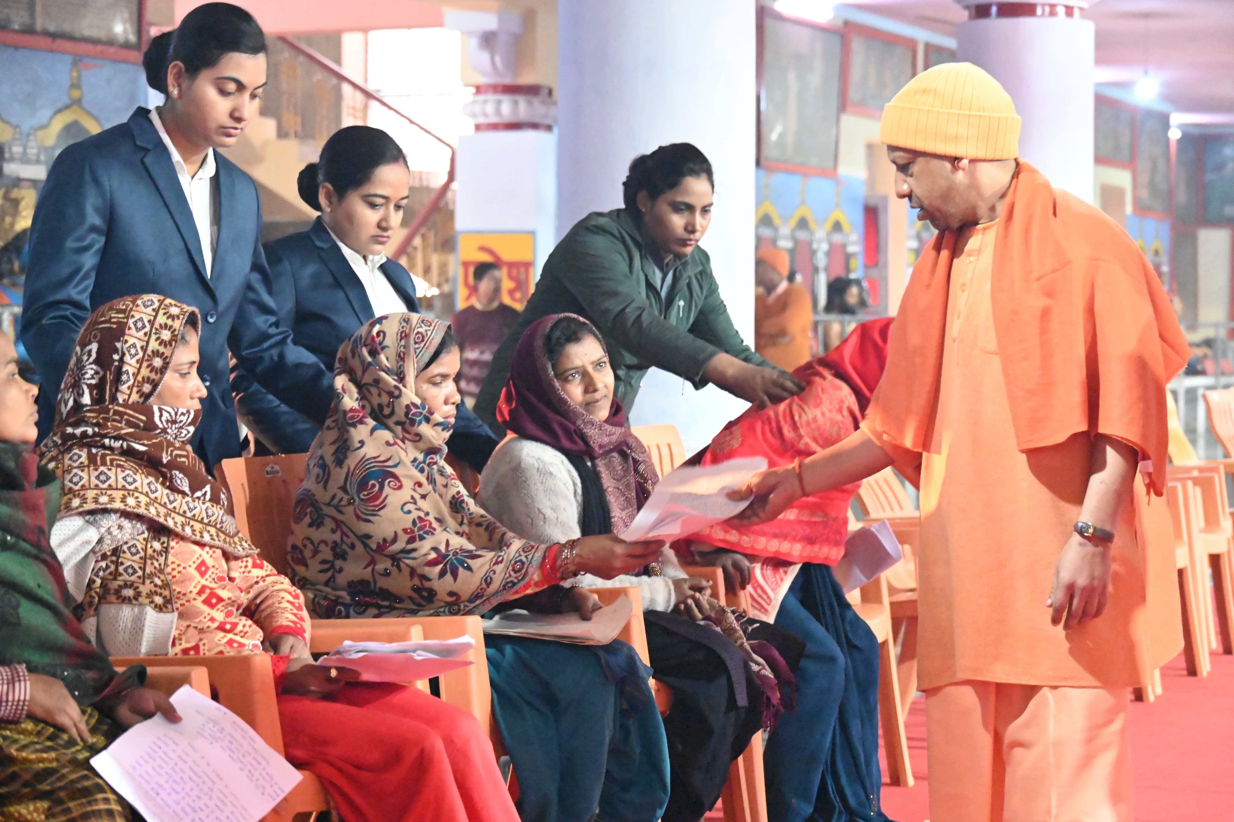 गोरखनाथ मंदिर में 100 लोगों से मुलाकात कर उनकी समस्याएं सुनीं मुख्यमंत्री ने* गोरखनाथ मंदिर में 100 लोगों से मुलाकात कर उनकी समस्याएं सुनीं मुख्यमंत्री ने*