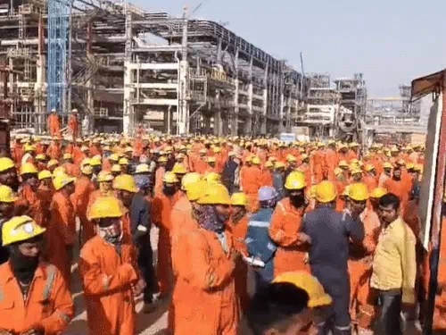 मजदूर की मौत की सूचना मिलते ही बड़ी संख्या में मजदूर पचपदरा रिफाइनरी कार्यालय के बाहर पहुंचे। मजदूर की मौत की सूचना मिलते ही बड़ी संख्या में मजदूर पचपदरा रिफाइनरी कार्यालय के बाहर पहुंचे।