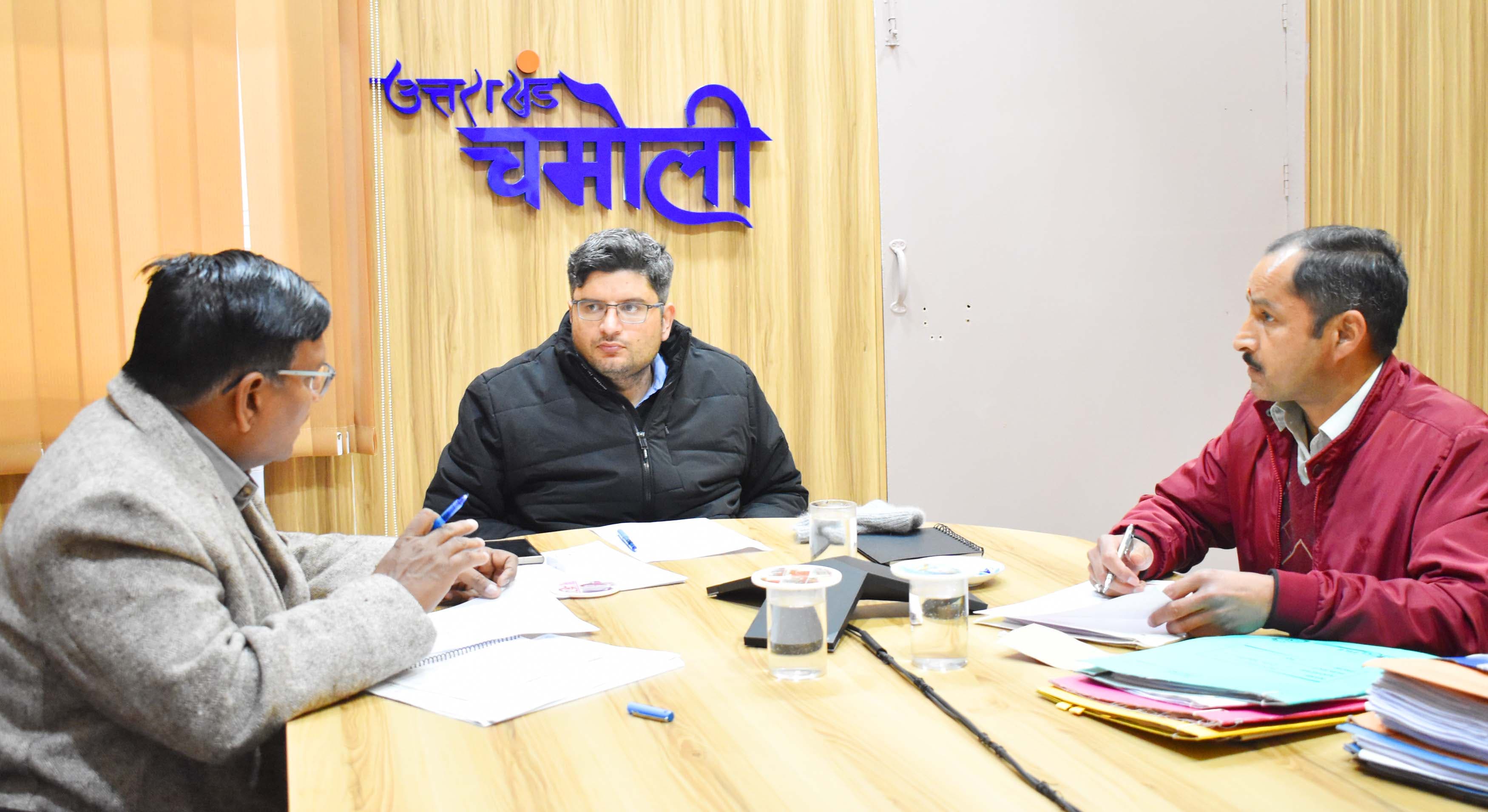 गोपेश्वर में आपदा प्रभावितों के विस्थापन को लेकर समीक्षा करते हुए डीएम। गोपेश्वर में आपदा प्रभावितों के विस्थापन को लेकर समीक्षा करते हुए डीएम।