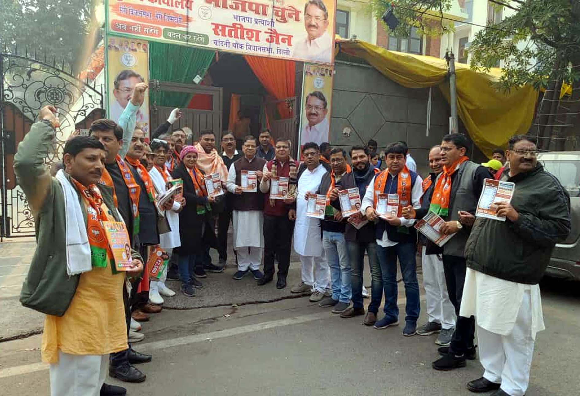 चुनाव प्रचार अभियान चलाते कृष्ण बिश्नोई व अन्य भाजपा पदाधिकारी। चुनाव प्रचार अभियान चलाते कृष्ण बिश्नोई व अन्य भाजपा पदाधिकारी।