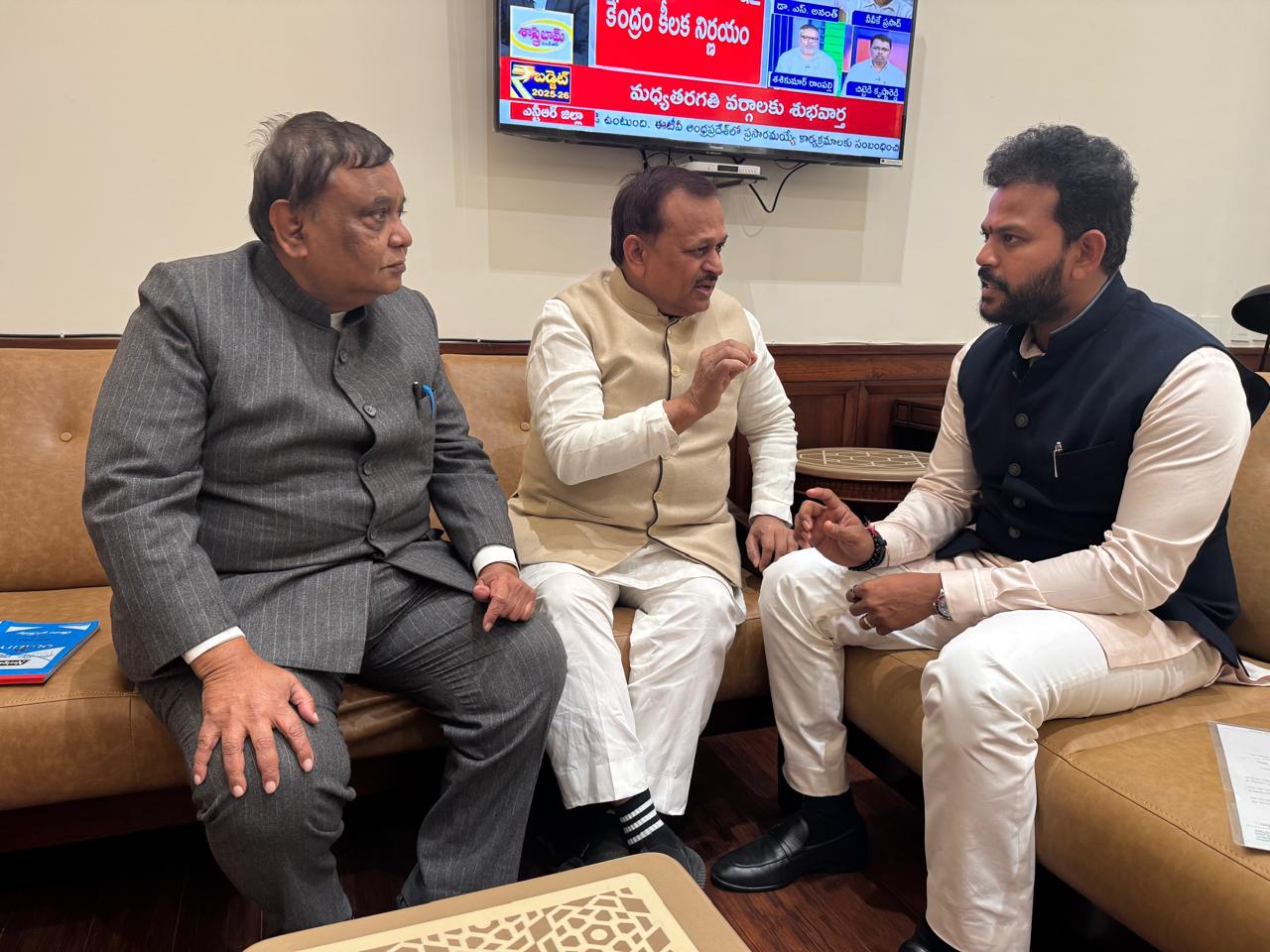 नागरिक उड्डयन मंत्री से मिले सांसद रमेश अवस्थी, कानपुर से नई उड़ानों की मांग नागरिक उड्डयन मंत्री से मिले सांसद रमेश अवस्थी, कानपुर से नई उड़ानों की मांग