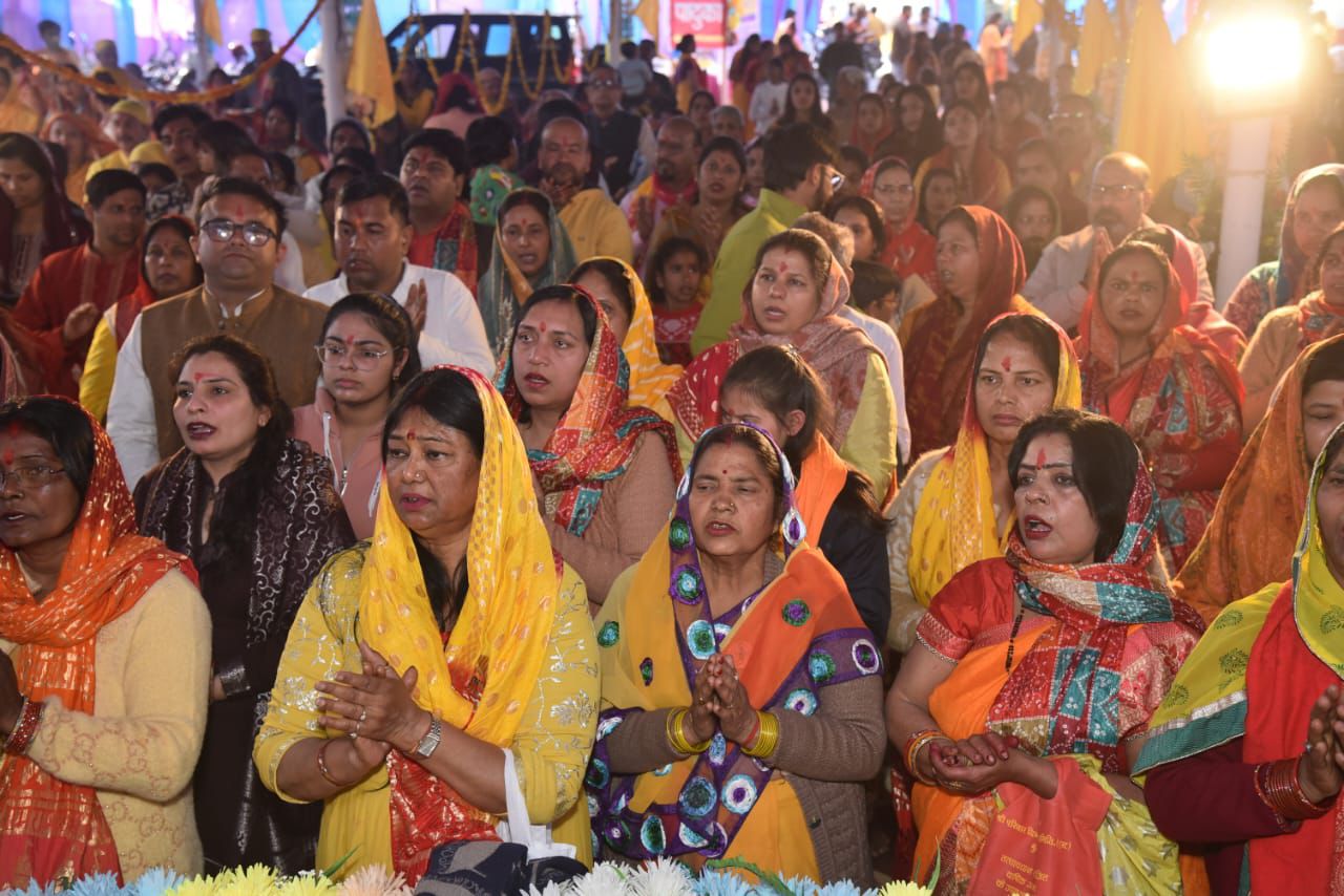 श्री परिवार दिव्य महायज्ञ समिति ट्रस्ट द्वारा आयोजित पांच दिवसीय पीतांबरा देवी महायज्ञ एव श्रीमद्भागवत कथा में उपस्थित श्रद्धालु।
