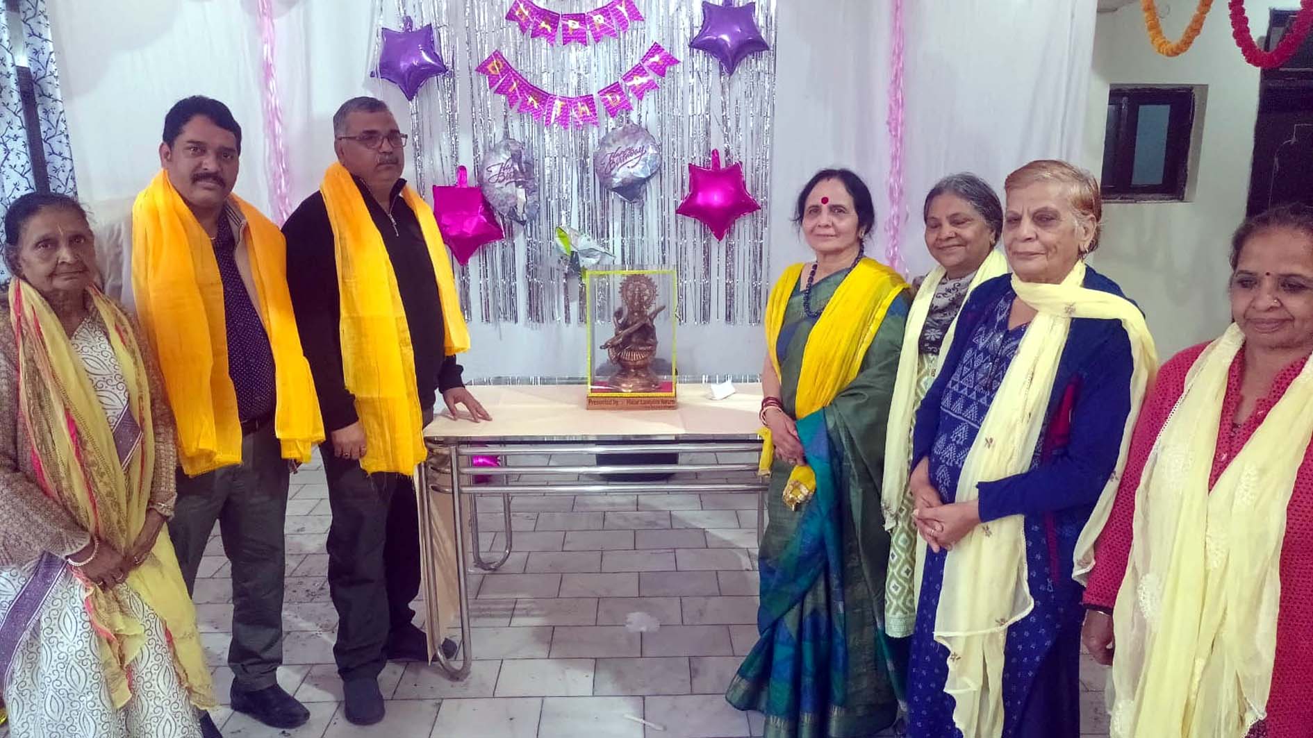 मोक्ष वृद्धाश्रम में बसंत पंचमी उत्सव के दौरान उपस्थित पदाधिकारी व बुजुर्ग। मोक्ष वृद्धाश्रम में बसंत पंचमी उत्सव के दौरान उपस्थित पदाधिकारी व बुजुर्ग।