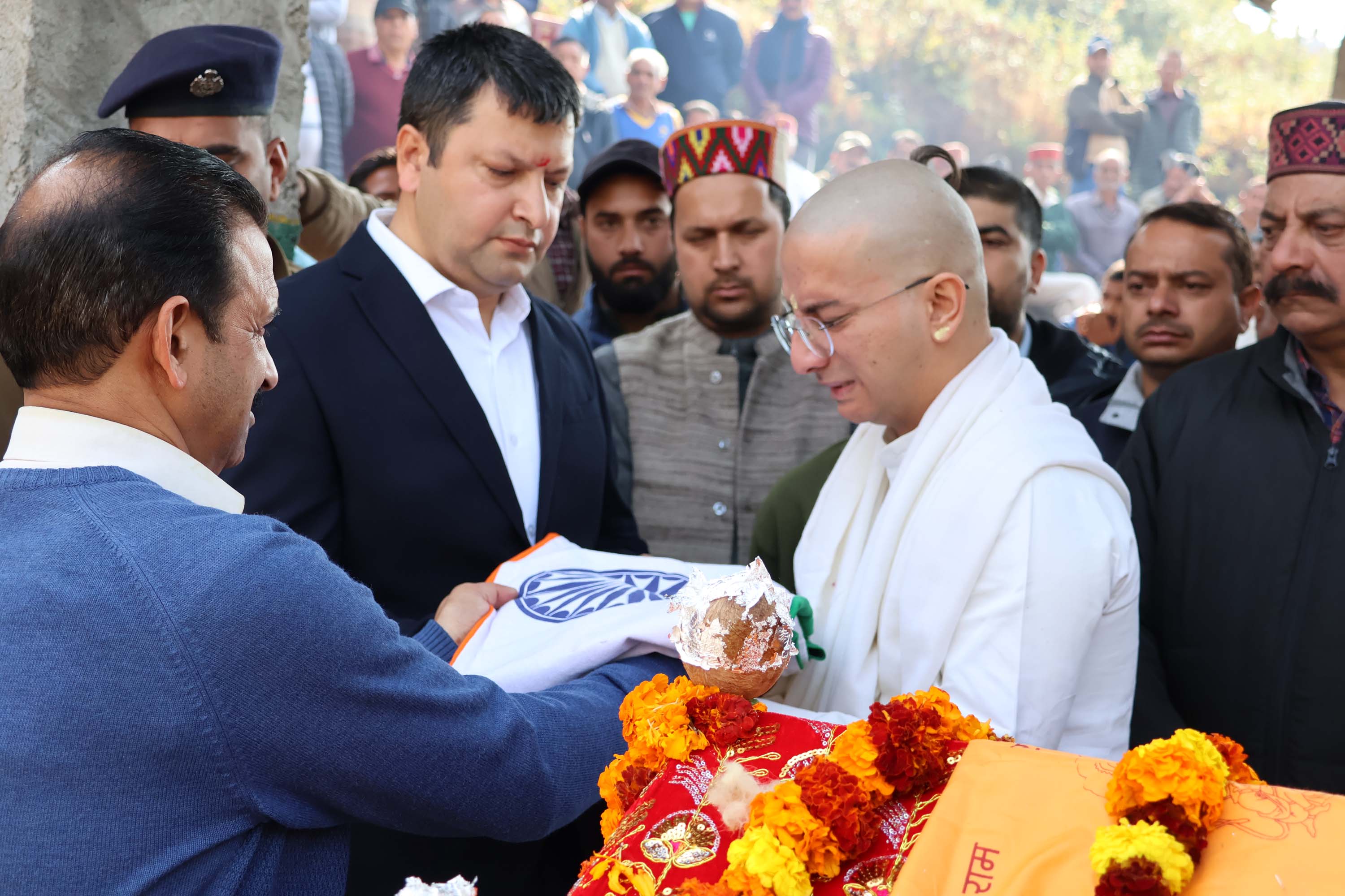 जिला पुलिस के अधिकारी किशन कपूर के बेटे को तिरंगा सौंपते हुए। जिला पुलिस के अधिकारी किशन कपूर के बेटे को तिरंगा सौंपते हुए।