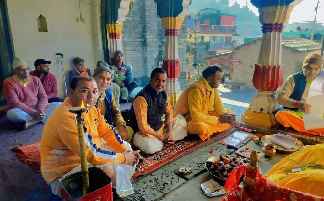 गोपेश्वर गोपीनाथ मंदिर में पंचांग गणना के बाद रूद्रनाथ के कपाट खुलने की घोषणा करते हुए।