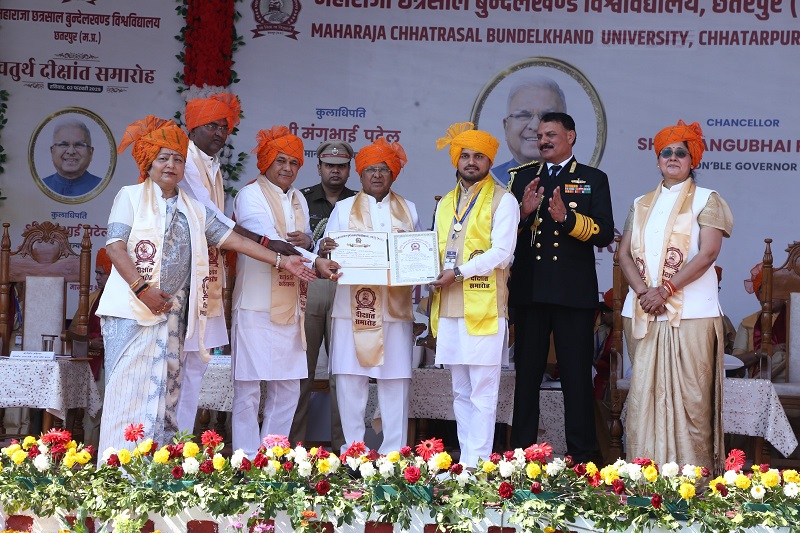 राज्यपाल मंगुभाई पटेल ने दीक्षांत समारोह में विद्यार्थियों को स्वर्ण पदक और उपाधियां प्रदान की राज्यपाल मंगुभाई पटेल ने दीक्षांत समारोह में विद्यार्थियों को स्वर्ण पदक और उपाधियां प्रदान की