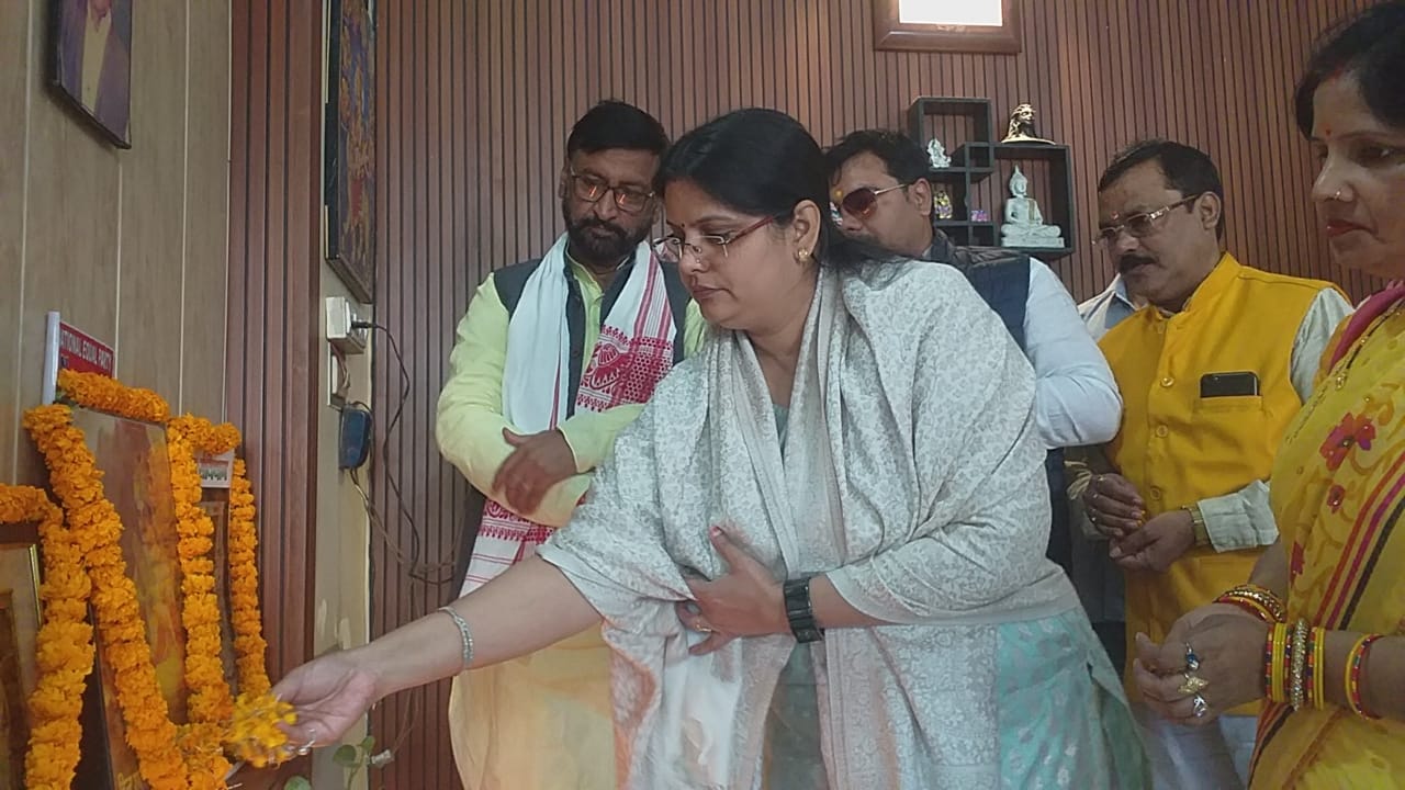 राष्ट्रवीर महाराजा सुहेलदेव की जयंती मनाते कार्यकर्ता: फोटो बच्चा गुप्ता राष्ट्रवीर महाराजा सुहेलदेव की जयंती मनाते कार्यकर्ता: फोटो बच्चा गुप्ता