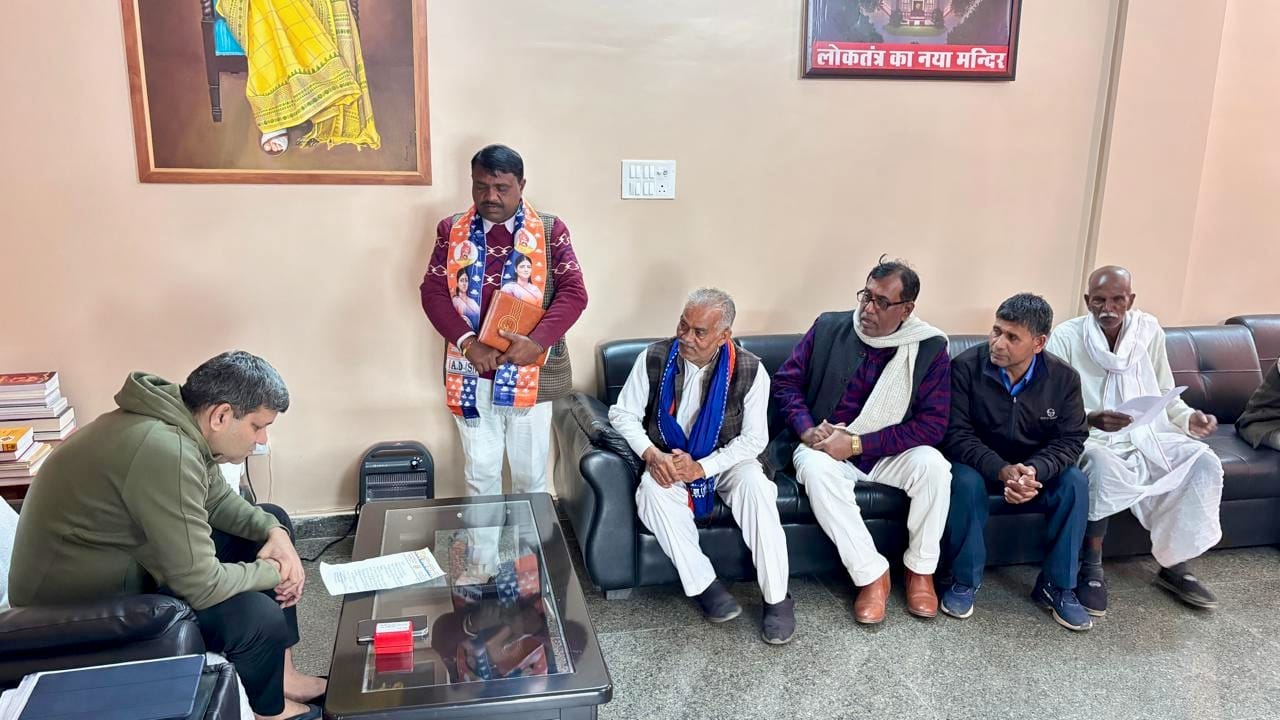 कैबिनेट मंत्री ने जनसमस्याएं सुनी, त्वरित समाधान के दिए निर्देश कैबिनेट मंत्री ने जनसमस्याएं सुनी, त्वरित समाधान के दिए निर्देश