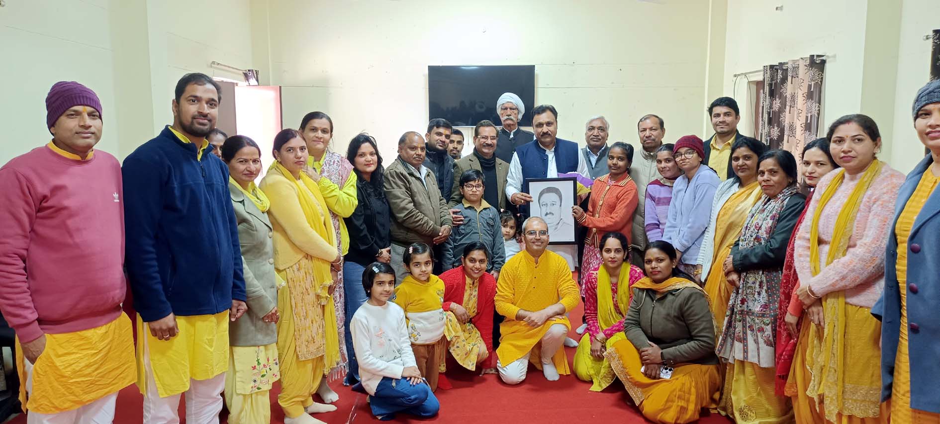 कार्यक्रम में उपस्थित व्यापार मंडल के प्रांतीय अध्यक्ष बजरंग गर्ग, अन्य अतिथि व संस्था के बच्चे। कार्यक्रम में उपस्थित व्यापार मंडल के प्रांतीय अध्यक्ष बजरंग गर्ग, अन्य अतिथि व संस्था के बच्चे।