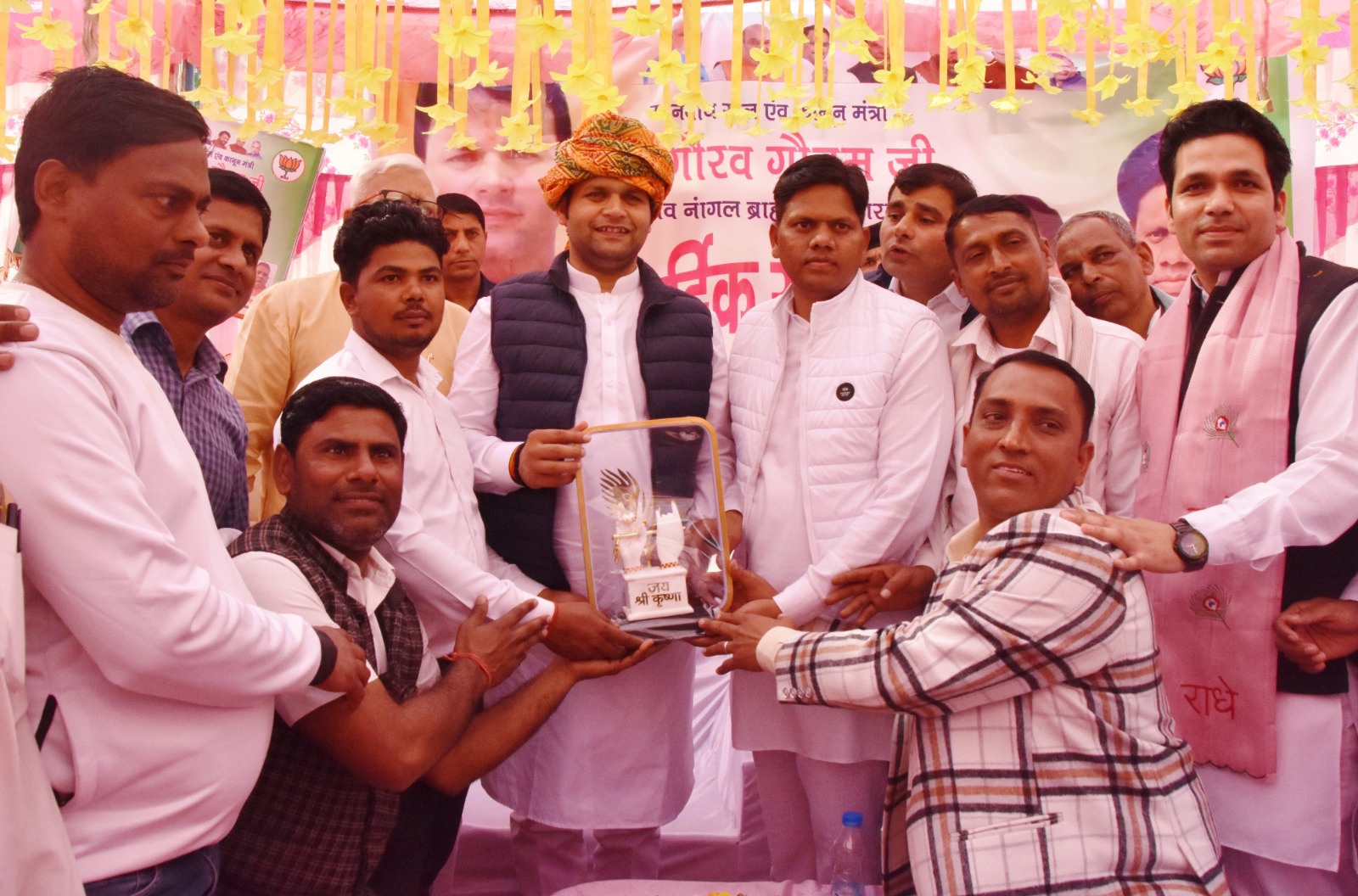 स्मृति चिन्ह भेज करते हुए स्मृति चिन्ह भेज करते हुए