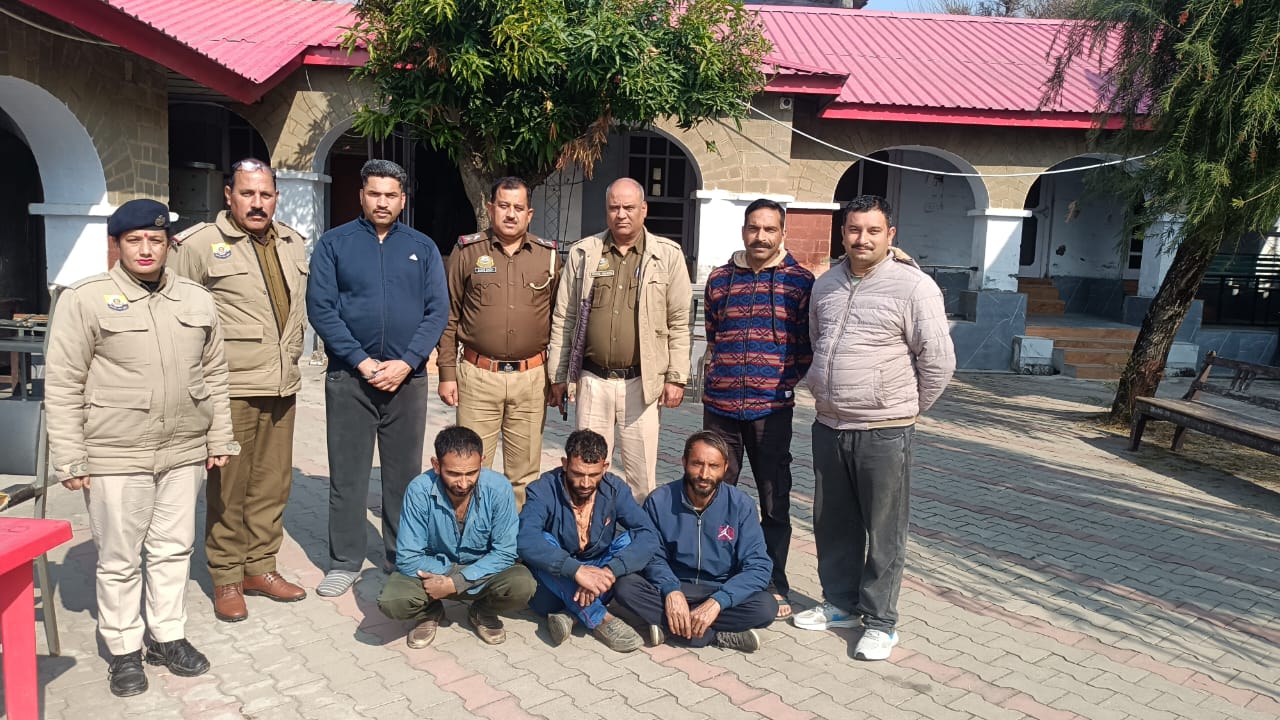 पकड़े गए आरोपित पुलिस टीम के साथ। पकड़े गए आरोपित पुलिस टीम के साथ।