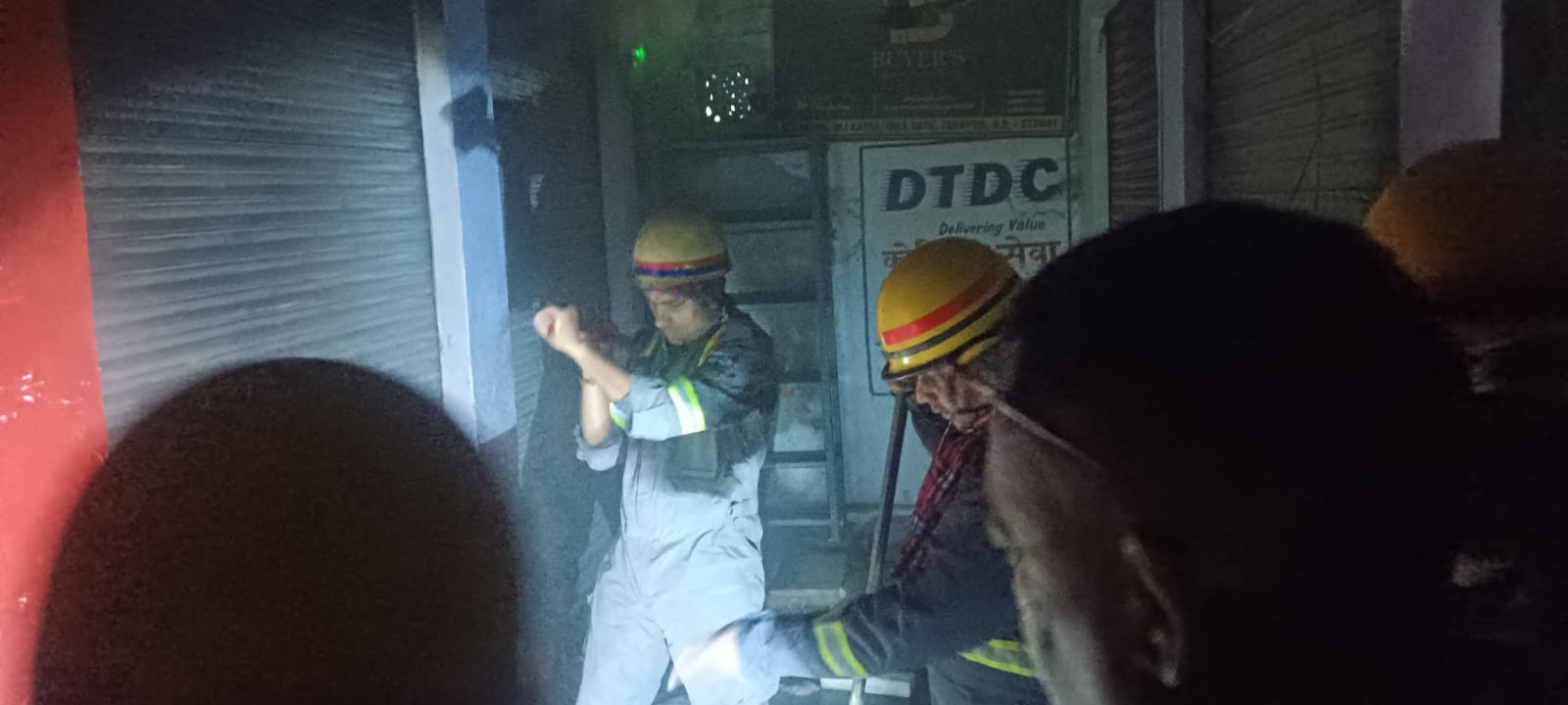 कपड़े की दुकान में लगी भीषण आग मौके पर पहुंचे दमकल कर्मियों ने सूझबूझ से आग पर पाया काबू