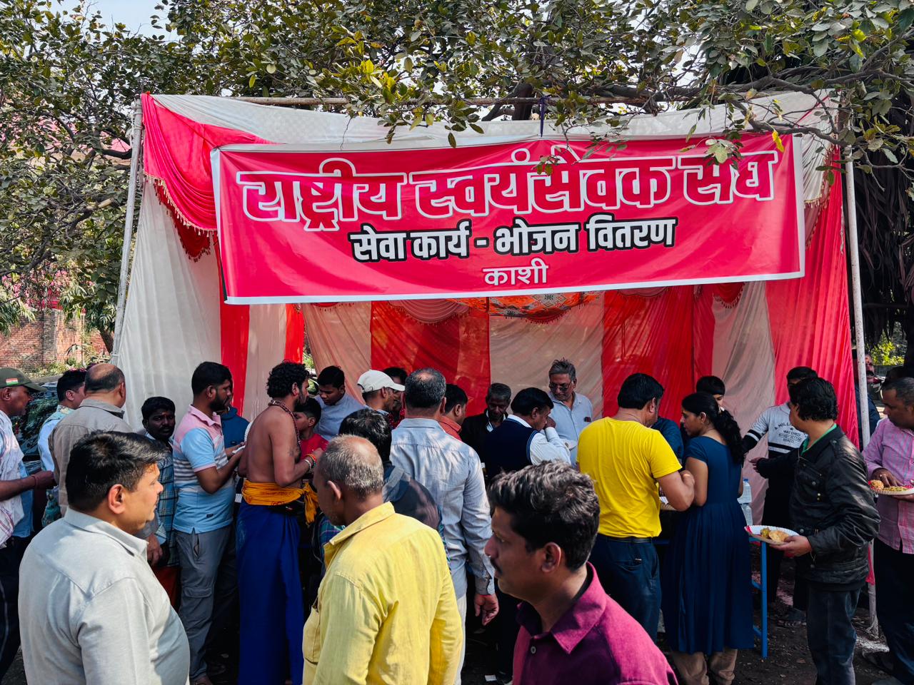 श्रद्धालुओं की सेवा में जुटे आरएसएस कार्यकर्ता:फोटो बच्चा गुप्ता श्रद्धालुओं की सेवा में जुटे आरएसएस कार्यकर्ता:फोटो बच्चा गुप्ता