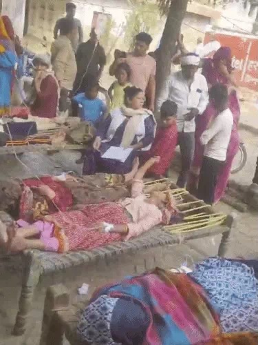 मेडिकल टीम ने चारपाई बिछाकर सभी को ड्रिप लगाई मेडिकल टीम ने चारपाई बिछाकर सभी को ड्रिप लगाई