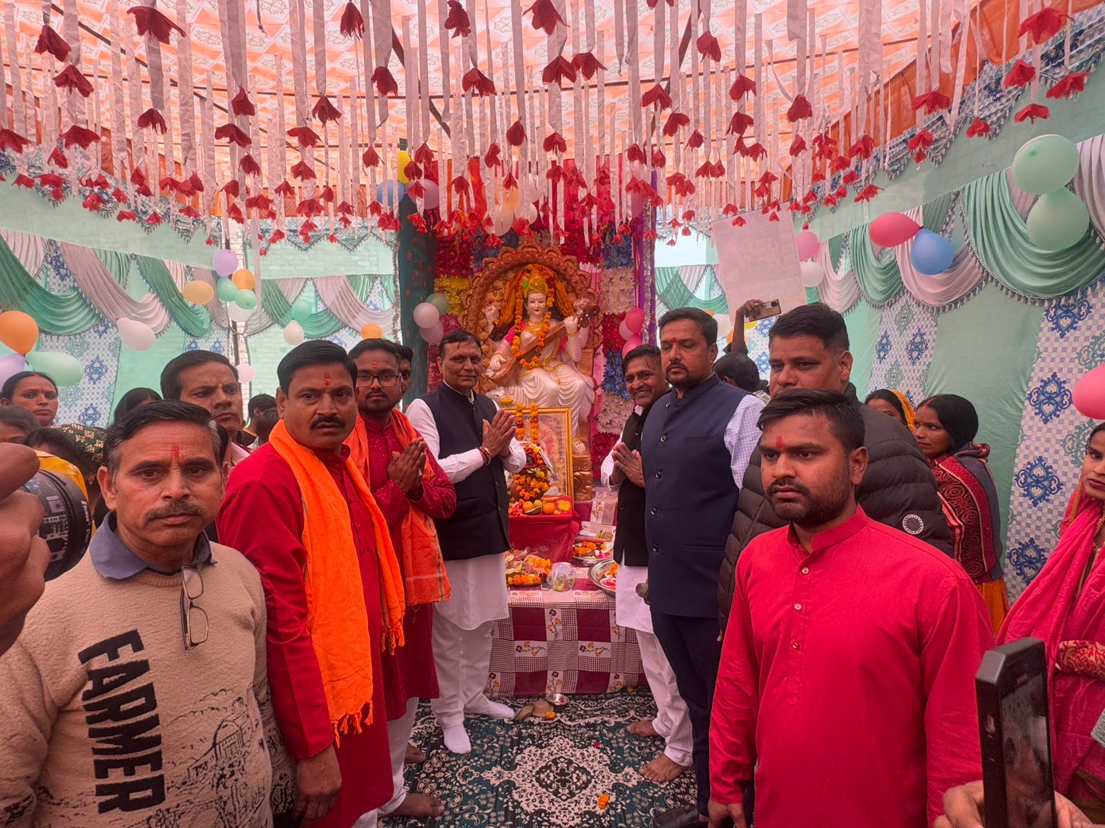 पूर्वांचलों द्वारा सजाए गए एक पंडाल में सरस्वती पूजा करते पार्षद भूपेंद्र राठी पूर्वांचलों द्वारा सजाए गए एक पंडाल में सरस्वती पूजा करते पार्षद भूपेंद्र राठी