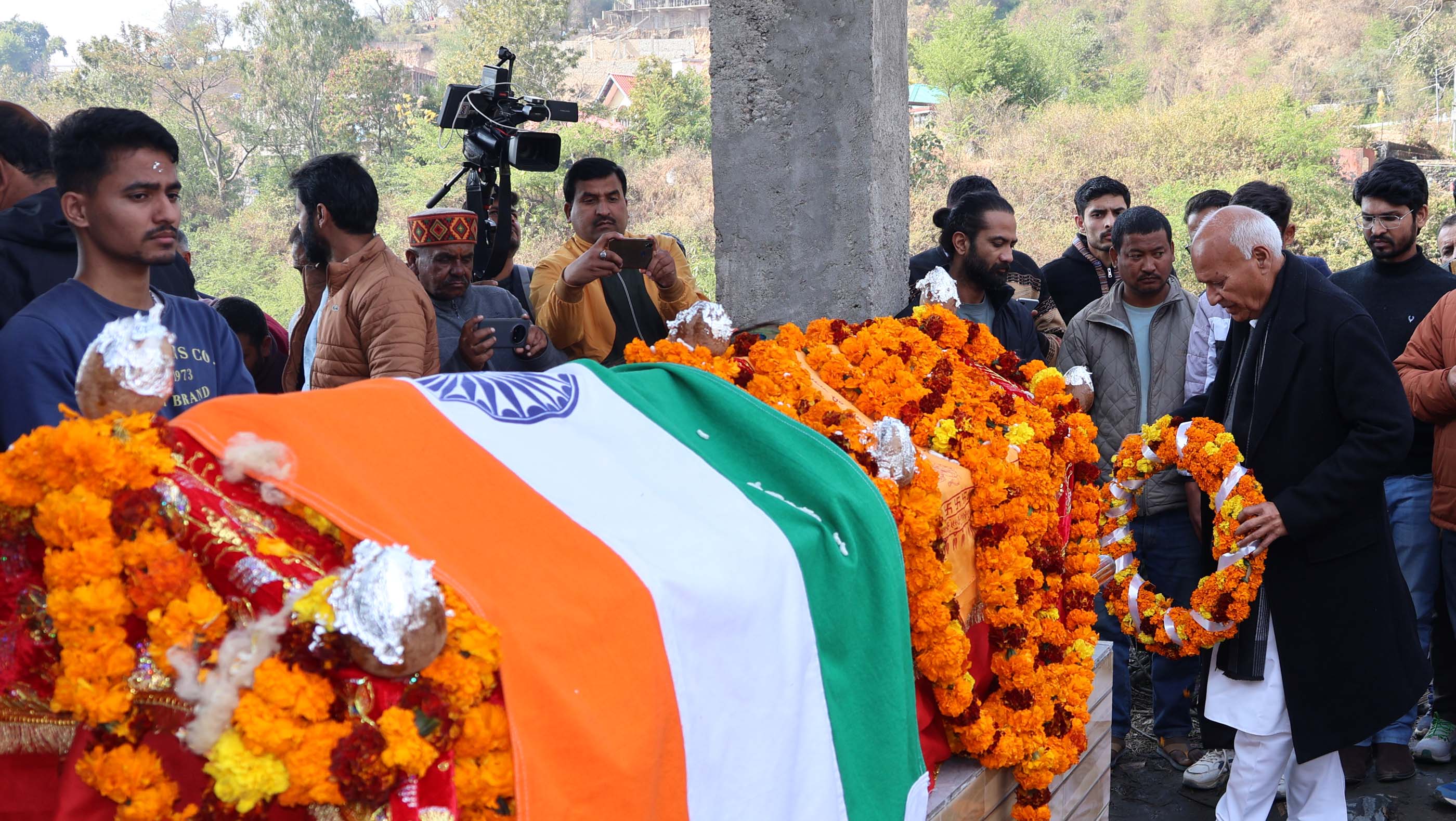 दिवंगत किशन कपूर की पार्थिव देह को पुष्पांजलि देते हुए कृषि मंत्री चंद्र कुमार। दिवंगत किशन कपूर की पार्थिव देह को पुष्पांजलि देते हुए कृषि मंत्री चंद्र कुमार।
