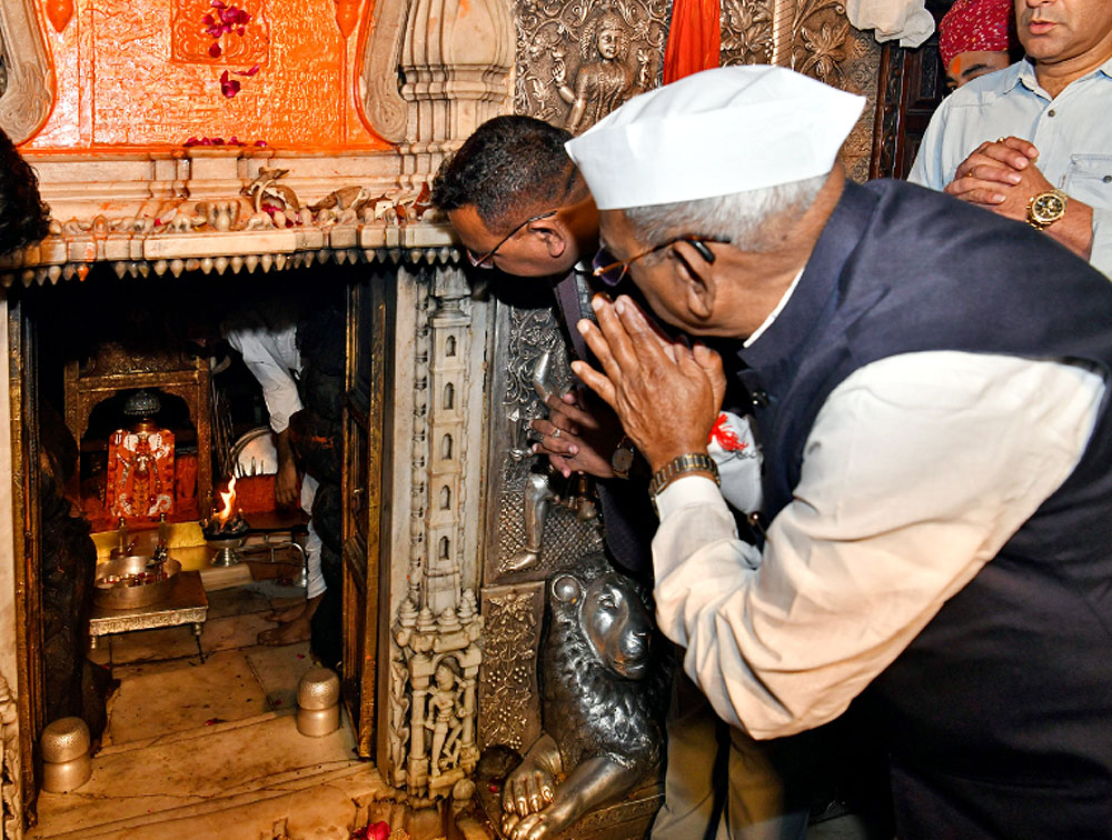 राज्यपाल बागडे ने करणी माता मंदिर में किए दर्शन राज्यपाल बागडे ने करणी माता मंदिर में किए दर्शन
